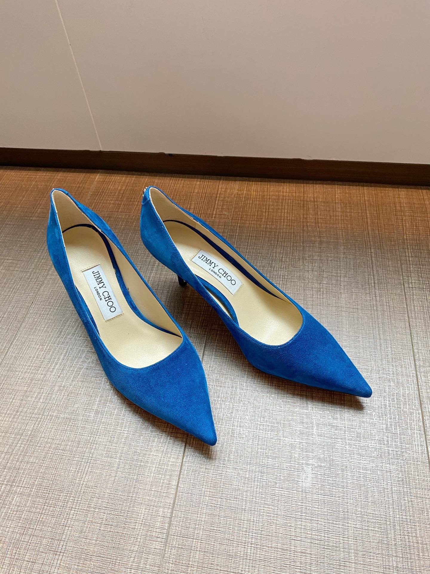 Jimmy Choo JimmyChoo 跟高6.5cm 尖头、浅口、羊京鞋面 鞋面：进口羊鲸 内里：进口全粒面水晶羊皮 大底：真皮大底 跟高： 平底1.0cm 中跟6.5cm 高跟8.5cm SIZE ：35-40