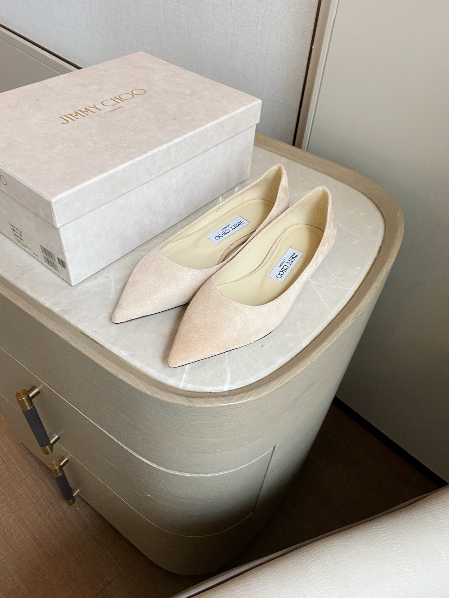 Jimmy Choo JimmyChoo 跟高1cm 尖头、浅口、羊京鞋面 鞋面：进口羊鲸 内里：进口全粒面水晶羊皮 大底：真皮大底 跟高： 平底1.0cm 中跟6.5cm 高跟8.5cm SIZE ：35-40