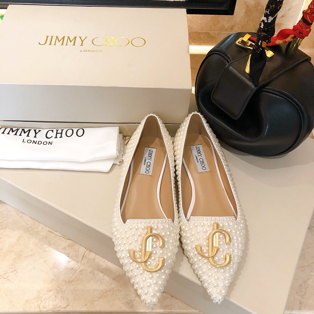 Jimmy Choo白珍珠系列-新扣单鞋 面料: 全手工制作珍珠 超级漂亮 也很复杂 内里： 羊皮内里 超级柔软细腻 大底： 进口意大利原色牛皮底 码数： 35一39(34,40、41 定制) 5跟高：平底