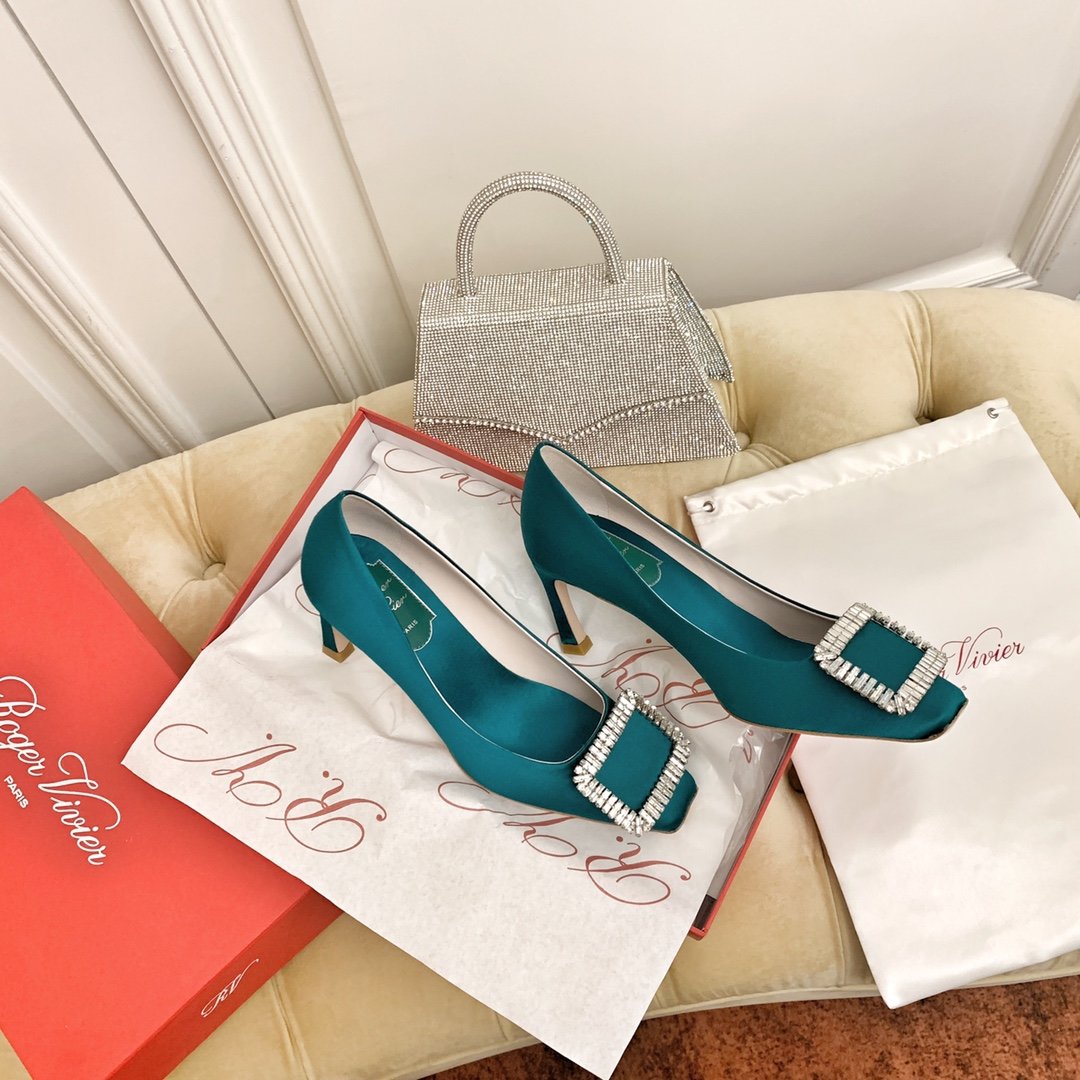 Roger Vivier 新款施华洛水晶真丝方扣系列单鞋 鞋面：原版进口100%真丝面配施华洛水钻扣饰 内里：特定粉色全粒面柔软透气水晶羊皮内里 大底：意大利原版真皮大底 鞋码: 35-40 跟高：平跟 | 高跟7CM