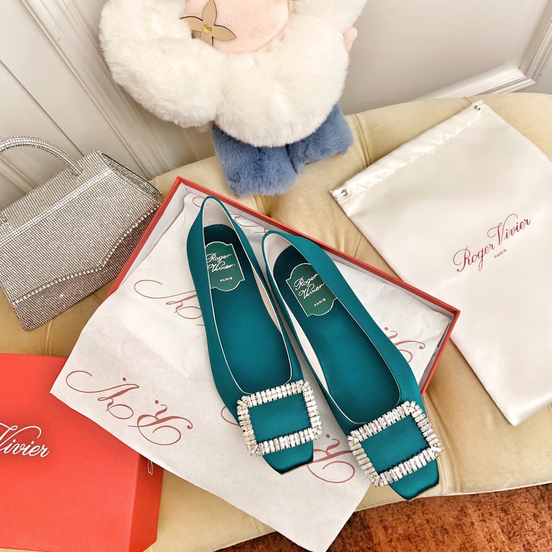 Roger Vivier 新款施华洛水晶真丝方扣系列单鞋 鞋面：原版进口100%真丝面配施华洛水钻扣饰 内里：特定粉色全粒面柔软透气水晶羊皮内里 大底：意大利原版真皮大底 鞋码: 35-40 跟高：平跟 | 高跟7CM