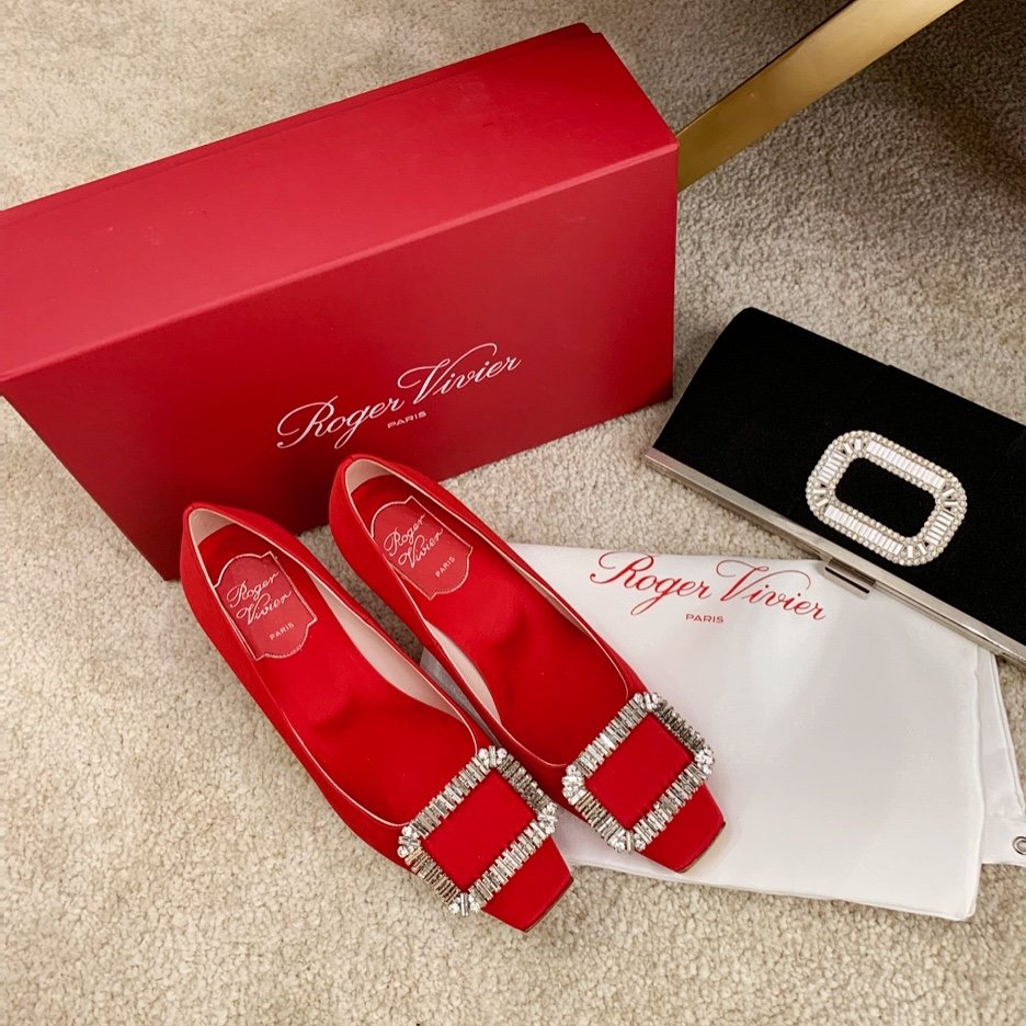 Roger Vivier Trompette Crystal 21ss新款水钻方扣 延续经典的方扣形式，冠以水钻碰撞出不一样的火花配上丝缎柔光令人一见倾心方头的设计更加时尚，更适合任何脚型上脚舒适高贵大方，无论是日常还是上班族都完美驾驭 进口真丝缎面 定制