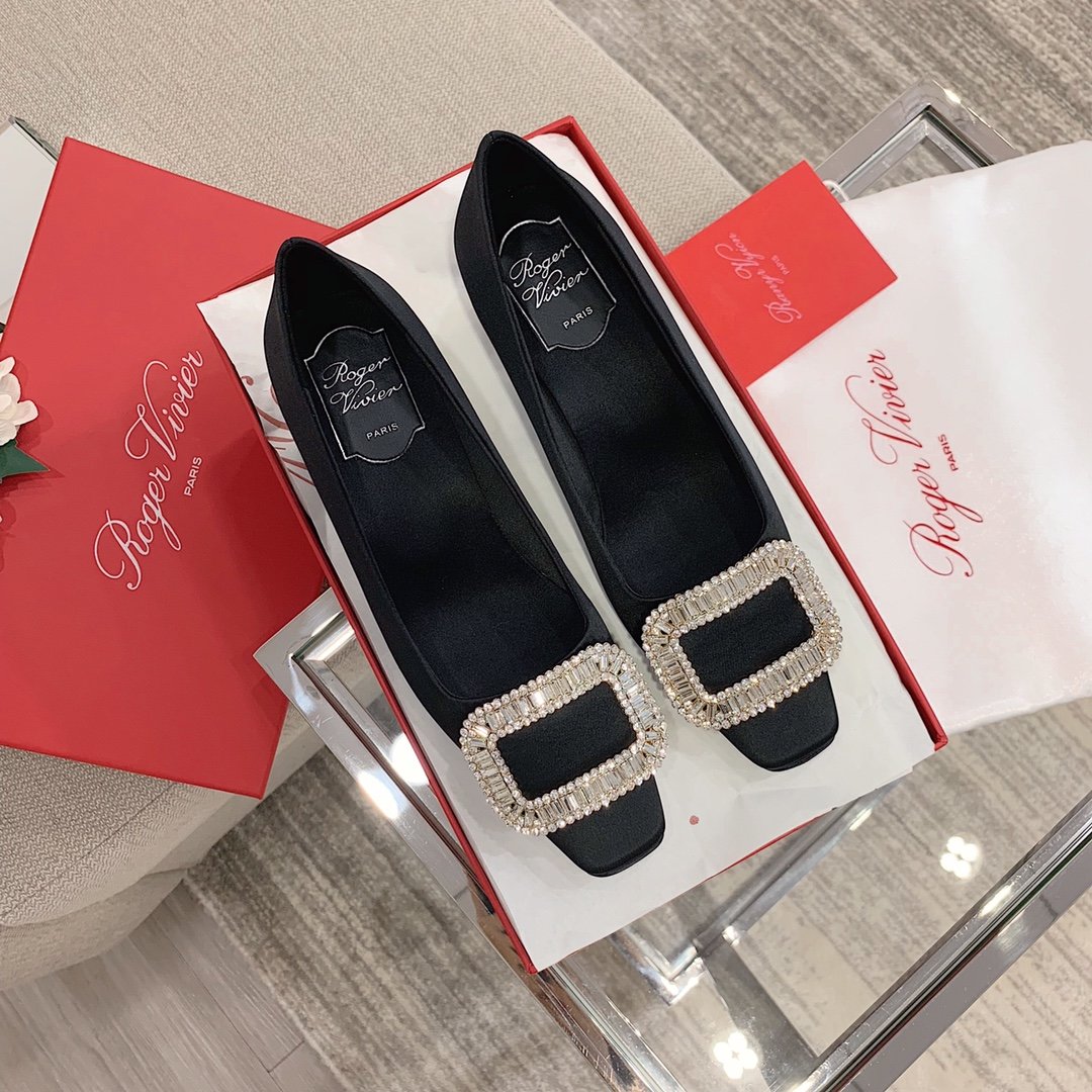 Roger Vivier 经典真丝钻扣方跟鞋 别出心裁的方钻扣设计搭配4.5cm经典小方跟使得鞋子穿着更舒适，腿型更修长，进口专柜真丝面料 内里垫脚:进口小羊皮+意大利透染真皮大底，施华洛世奇原版钻花扣顶级货 35-40