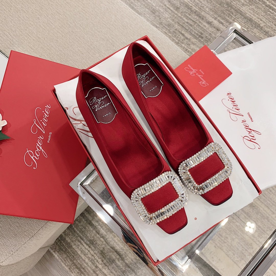 Roger Vivier 经典真丝钻扣方跟鞋 别出心裁的方钻扣设计搭配4.5cm经典小方跟使得鞋子穿着更舒适，腿型更修长，进口专柜真丝面料 内里垫脚:进口小羊皮+意大利透染真皮大底，施华洛世奇原版钻花扣顶级货 35-40