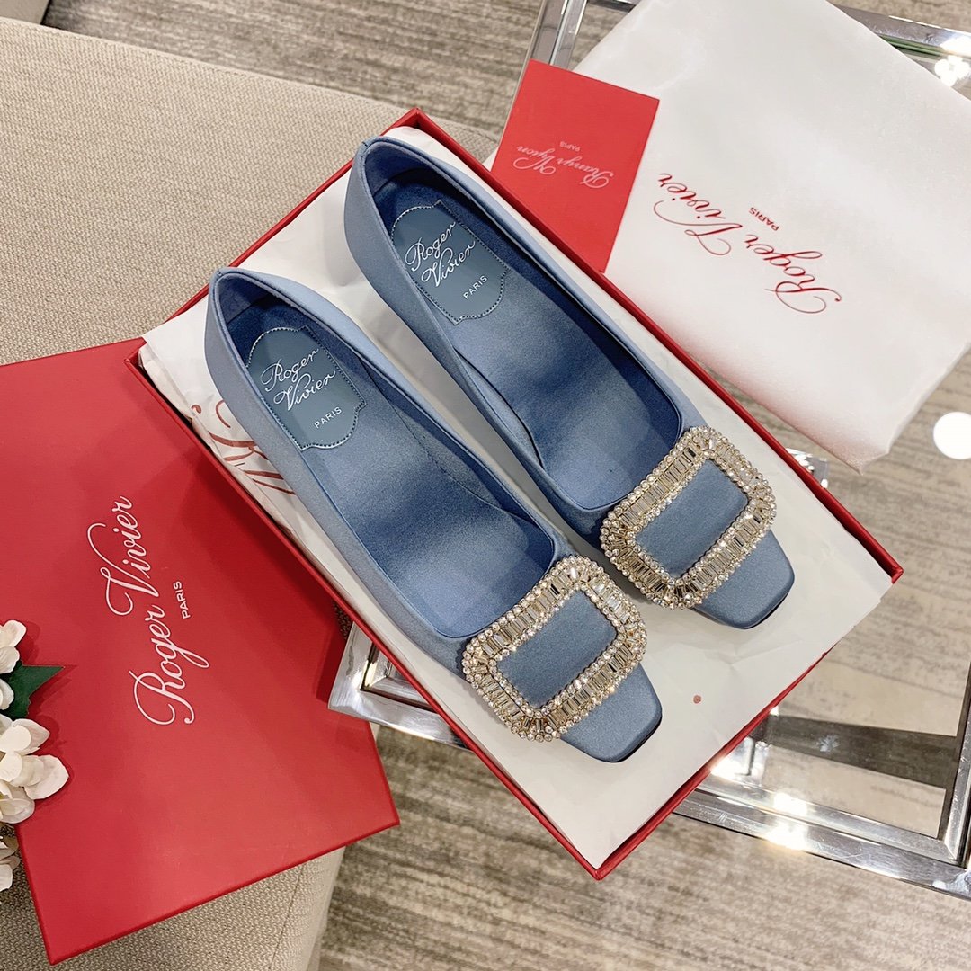 Roger Vivier 经典真丝钻扣方跟鞋 别出心裁的方钻扣设计搭配4.5cm经典小方跟使得鞋子穿着更舒适，腿型更修长，进口专柜真丝面料 内里垫脚:进口小羊皮+意大利透染真皮大底，施华洛世奇原版钻花扣顶级货 35-40