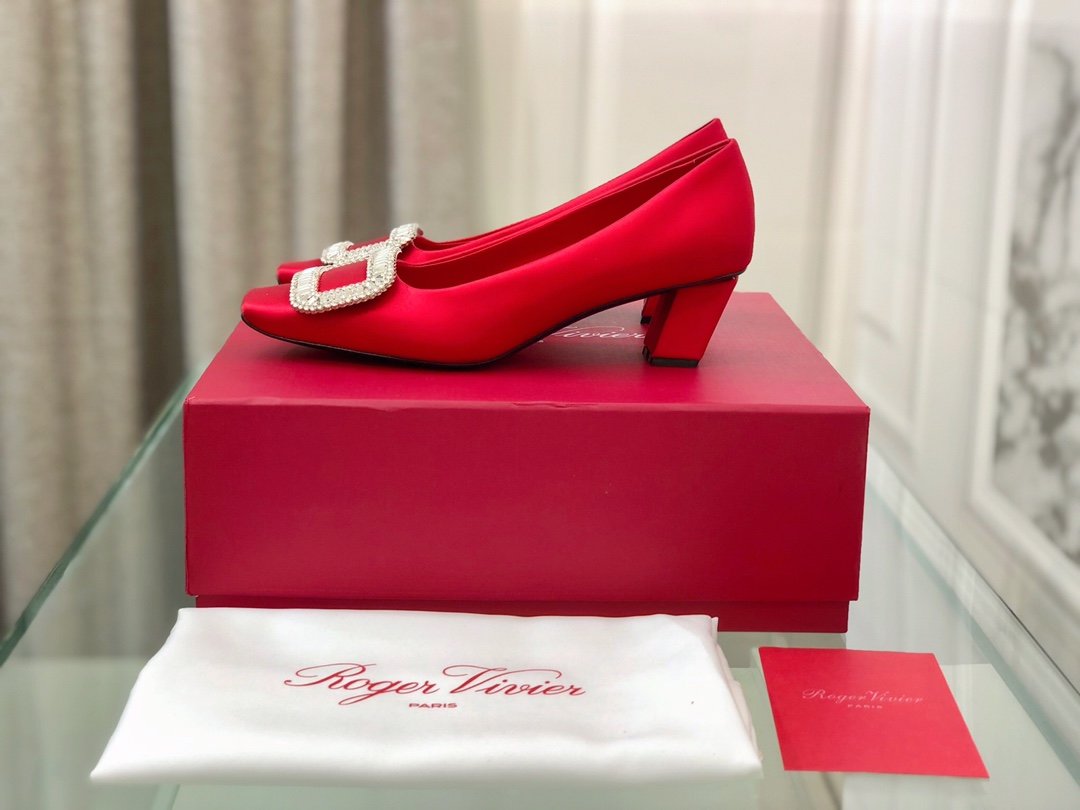 Roger vivier 经典方跟钻扣真丝单鞋 面料:意大利进口100%真丝 大底:原版进口真皮大底 内里:头层羊皮 跟高:4.5cm 码数:35-40