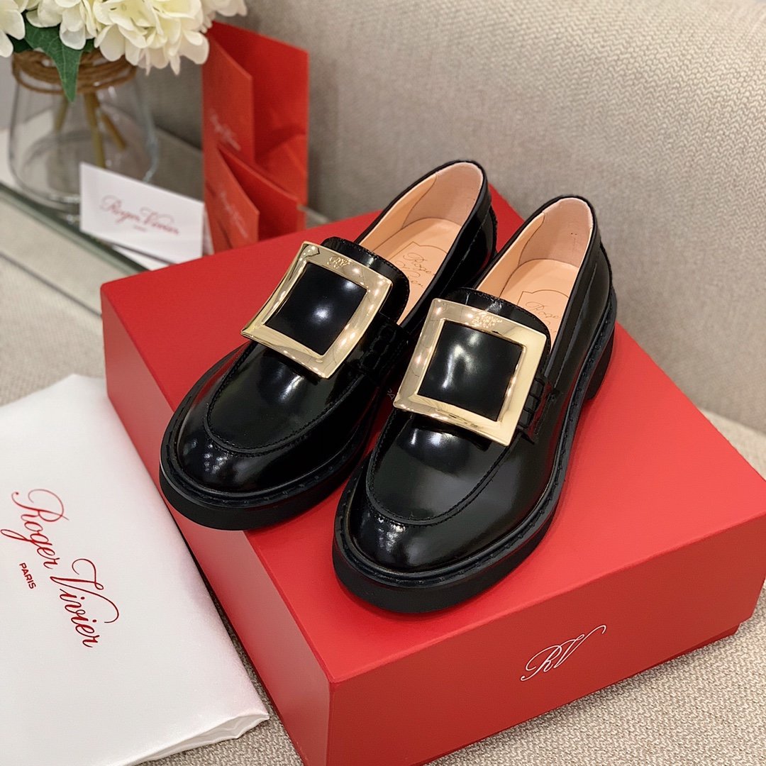 Roger Vivier 全新升级乐福鞋 鞋面：进口胎牛漆皮/开边珠/原版丝光麂皮 内里：进口小羊皮（富有光泽带淡淡浅粉色）大底：原厂Eva发泡橡胶大底+真皮沿条 size：35-40