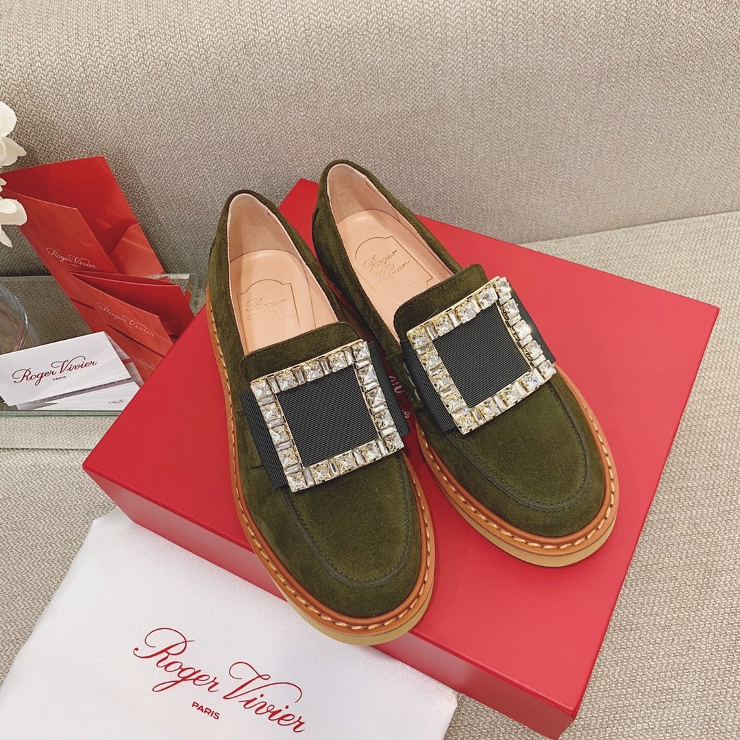 Roger Vivier 全新升级乐福鞋 鞋面：进口胎牛漆皮/开边珠/原版丝光麂皮 内里：进口小羊皮（富有光泽带淡淡浅粉色）大底：原厂Eva发泡橡胶大底+真皮沿条 size：35-40