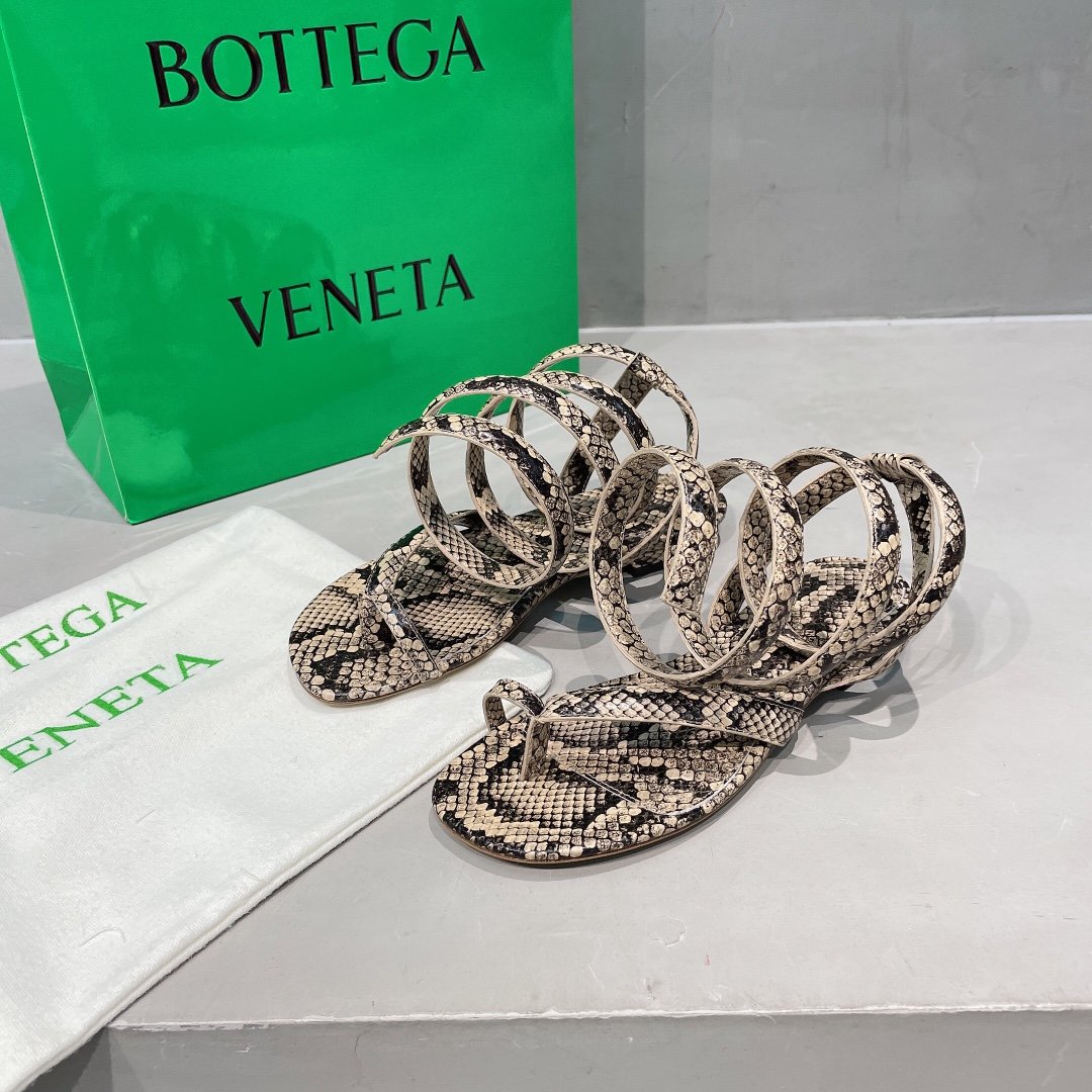 Bottega Veneta BottegaVeneta蛇纹凉鞋， 浓浓70年代嘻哈风格 鞋面包中底采用牛皮，垫脚牛皮，意大利进口真皮大底 。 颜色:三色 跟高:平跟1.5cm 高跟7.5cm 码数:35-39