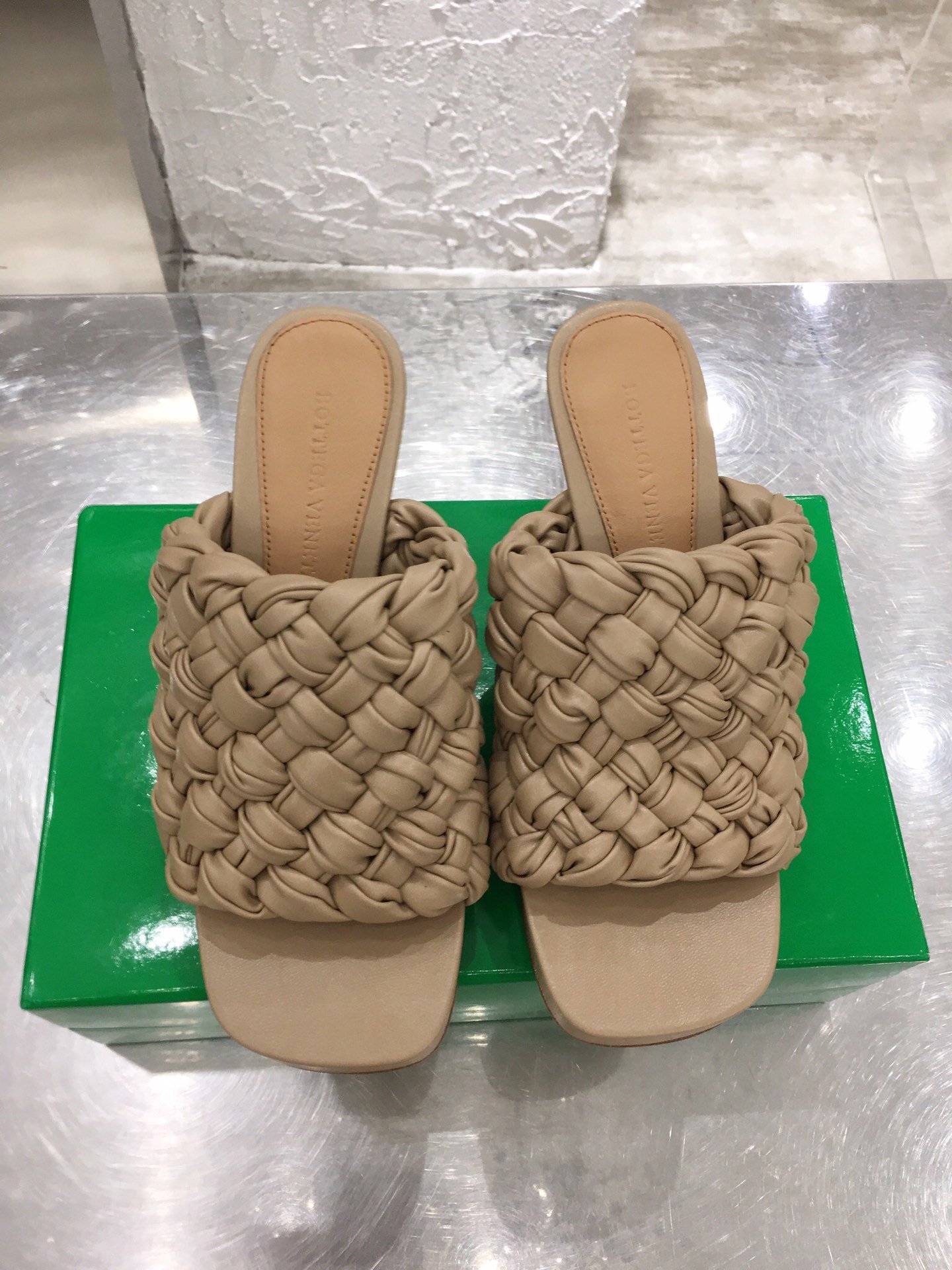 Bottega Veneta 材质是超级柔软的Nappa小羊皮 传统手工技艺双面编织 原楦高定 圆润有型鞋头 鞋身线条流畅 2CM防水台真皮包裹 舒适度妥妥的 不能再稳了 意大利真皮大底 Size ：35-41 跟高：10CM