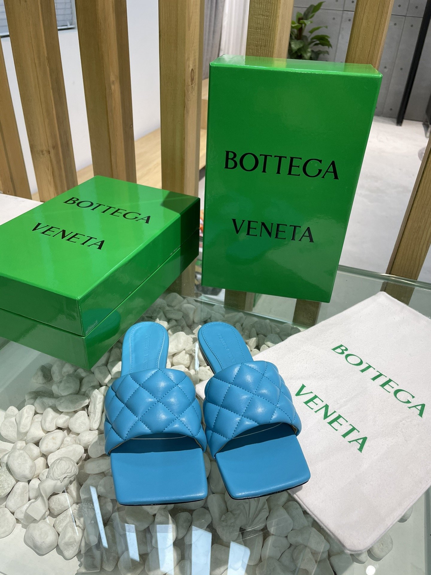 Bottega Veneta 泡泡棱格平底拖鞋 面料选用经典柔软小羊皮精工 内里 垫脚 选用牛皮里 舒适高端 大底选用意大利真皮大底搭配橡胶 35-40