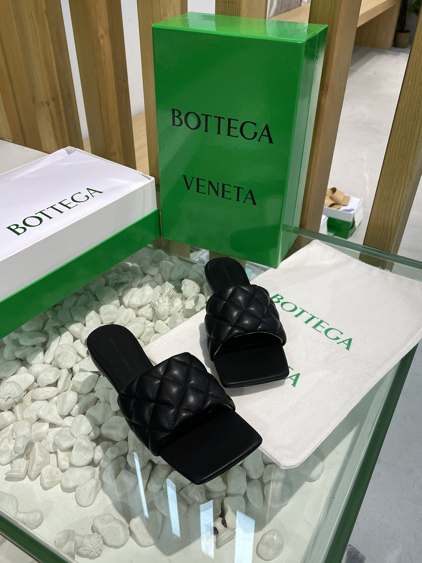 Bottega Veneta 泡泡棱格平底拖鞋 面料选用经典柔软小羊皮精工 内里 垫脚 选用牛皮里 舒适高端 大底选用意大利真皮大底搭配橡胶 35-40