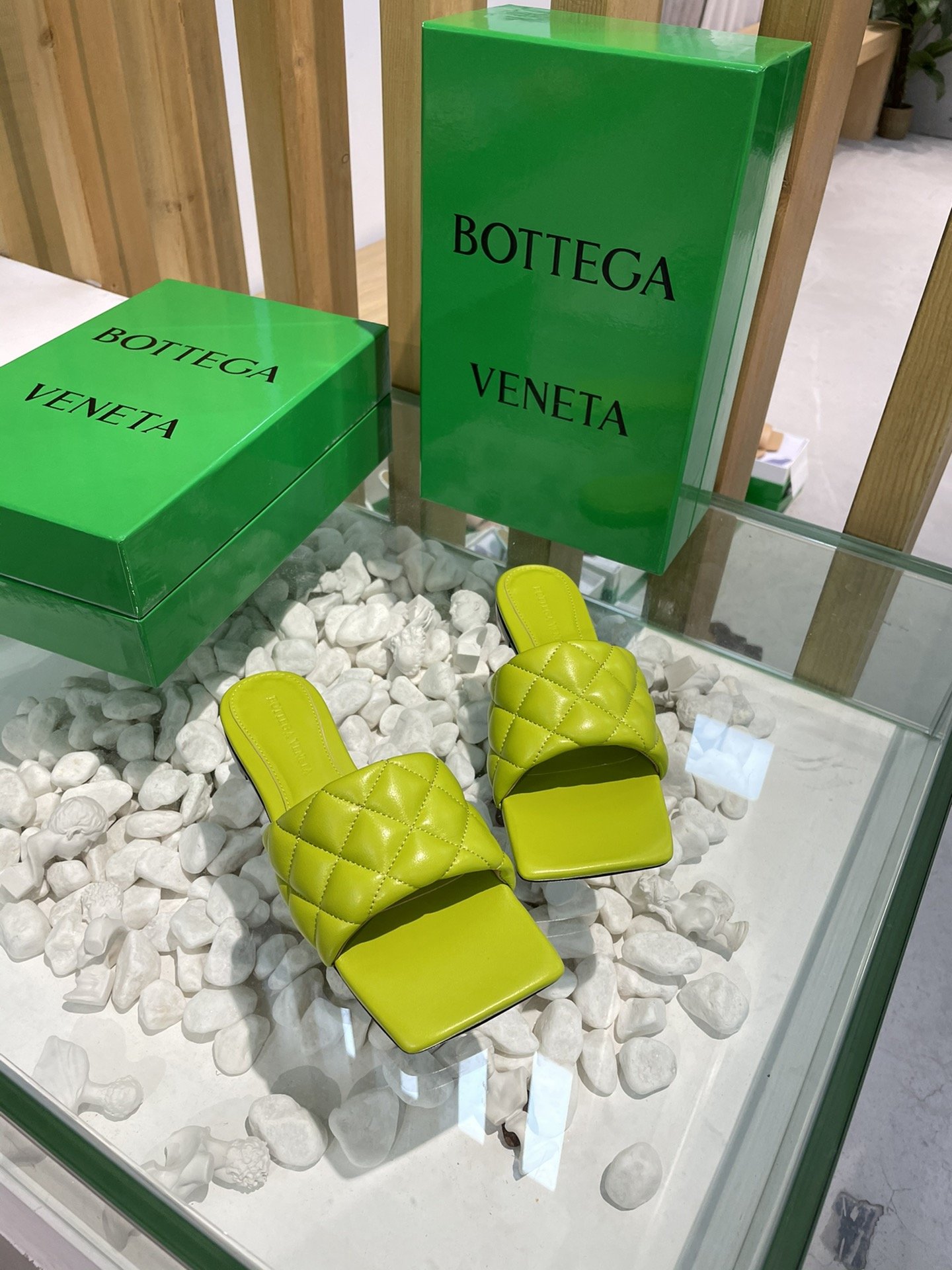 Bottega Veneta 泡泡棱格平底拖鞋 面料选用经典柔软小羊皮精工 内里 垫脚 选用牛皮里 舒适高端 大底选用意大利真皮大底搭配橡胶 35-40