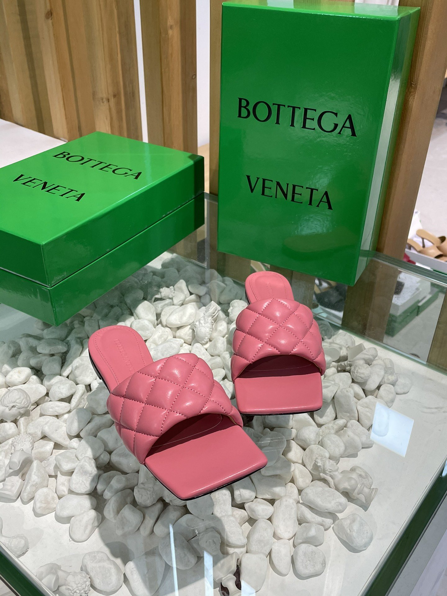 Bottega Veneta 泡泡棱格平底拖鞋 面料选用经典柔软小羊皮精工 内里 垫脚 选用牛皮里 舒适高端 大底选用意大利真皮大底搭配橡胶 35-40