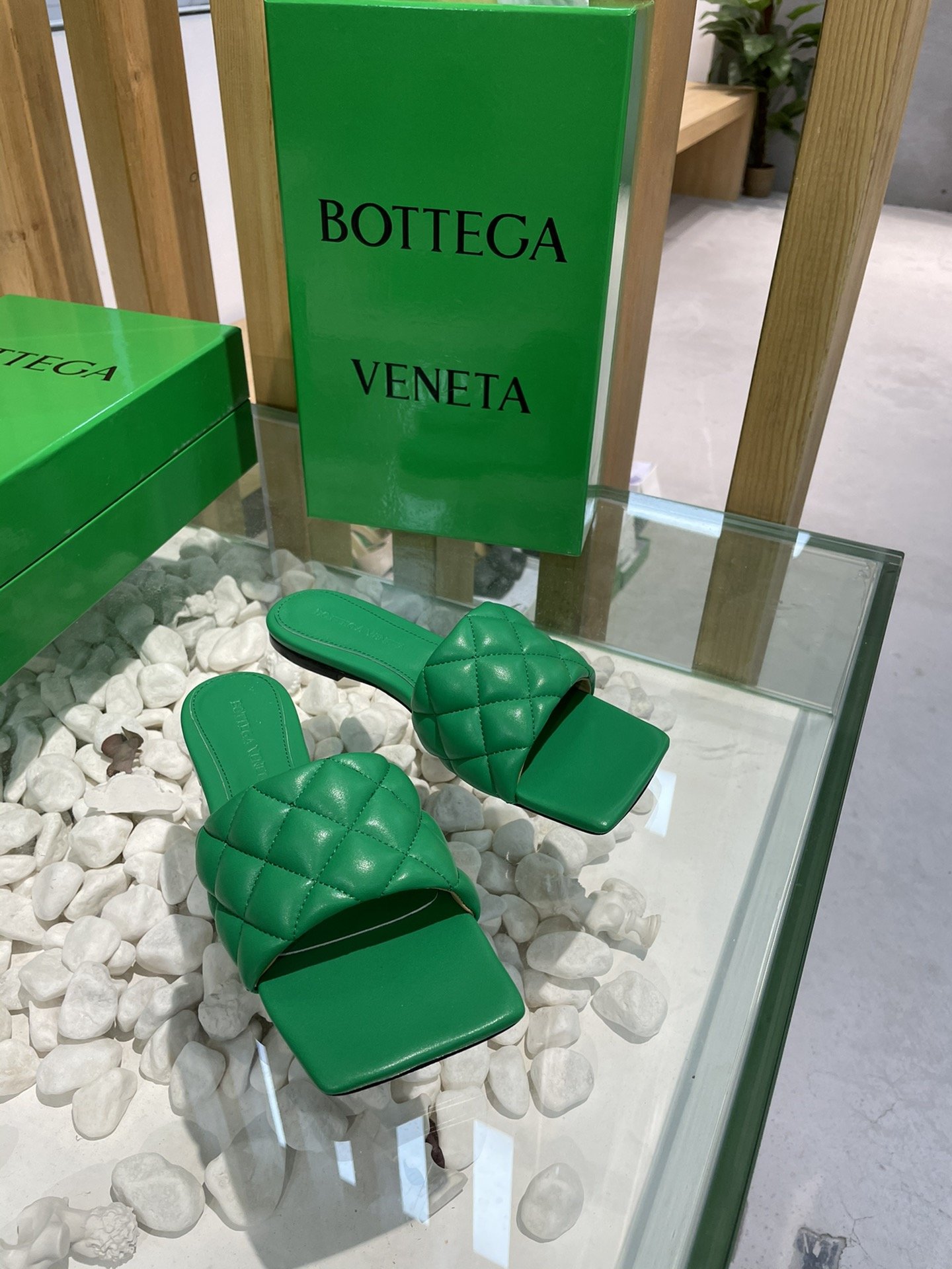 Bottega Veneta 泡泡棱格平底拖鞋 面料选用经典柔软小羊皮精工 内里 垫脚 选用牛皮里 舒适高端 大底选用意大利真皮大底搭配橡胶 35-40