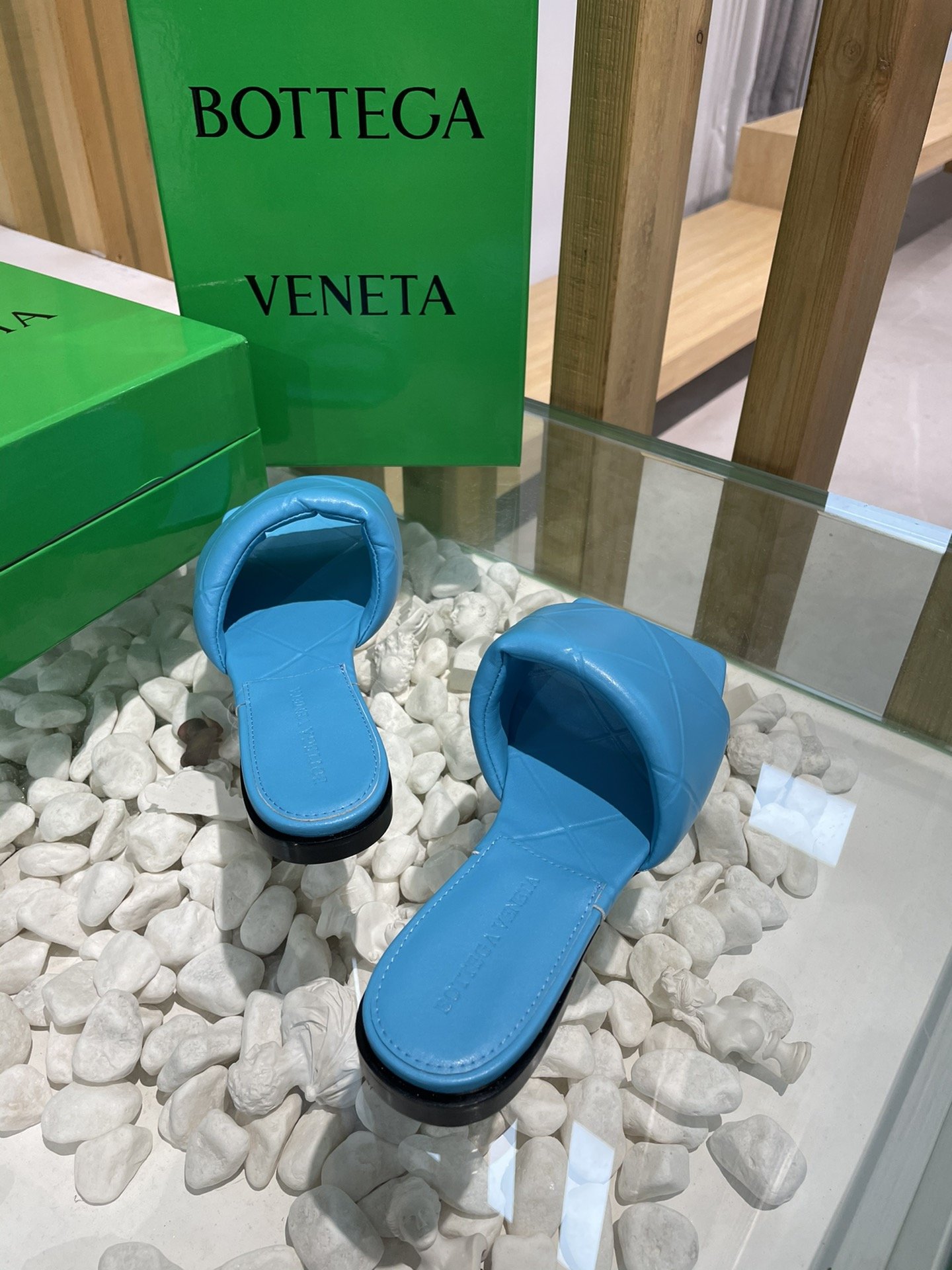 Bottega Veneta 新款压纹平底拖鞋 面料选用经典柔软小羊皮 内里 垫脚 选用牛皮里 舒适高端 大底选用意大利真皮大底搭配橡胶 35-40