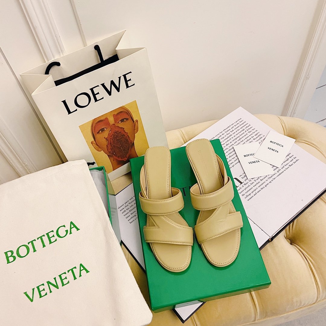 Bottega Veneta 鞋面：原版进口全粒面小牛皮 内里：特定水染头层羊皮，垫脚全粒面小牛皮 大底：原版进口意大利印刷片注塑大底 size: 35-39 平底/中跟6cm