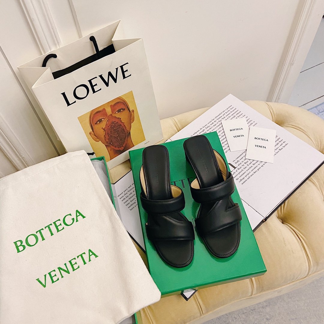 Bottega Veneta 鞋面：原版进口全粒面小牛皮 内里：特定水染头层羊皮，垫脚全粒面小牛皮 大底：原版进口意大利印刷片注塑大底 size: 35-39 平底/中跟6cm