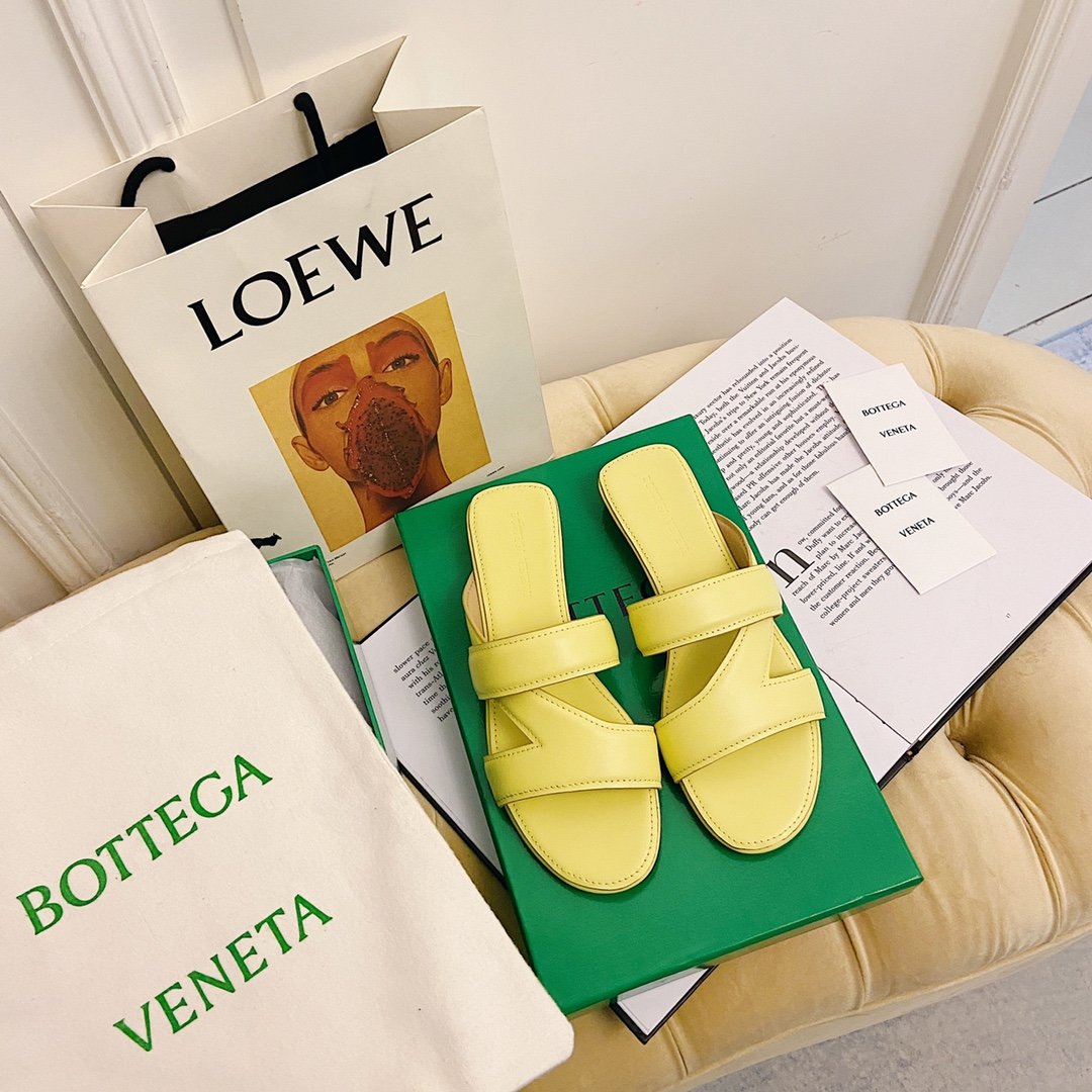 Bottega Veneta 鞋面：原版进口全粒面小牛皮 内里：特定水染头层羊皮，垫脚全粒面小牛皮 大底：原版进口意大利印刷片注塑大底 size: 35-39 平底/中跟6cm