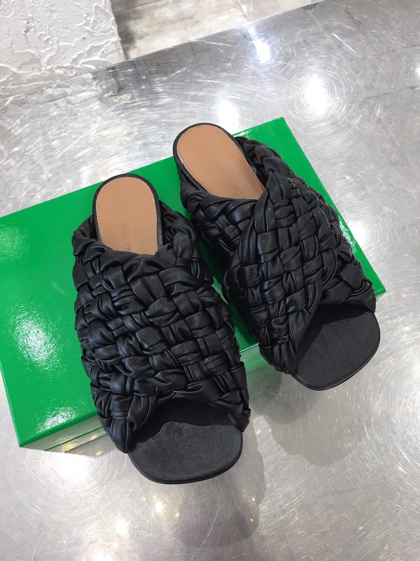 Bottega Veneta 纯手工双重编织工艺 双面都做到了精致平整 定染小羊皮 真皮大底 码数：35-41