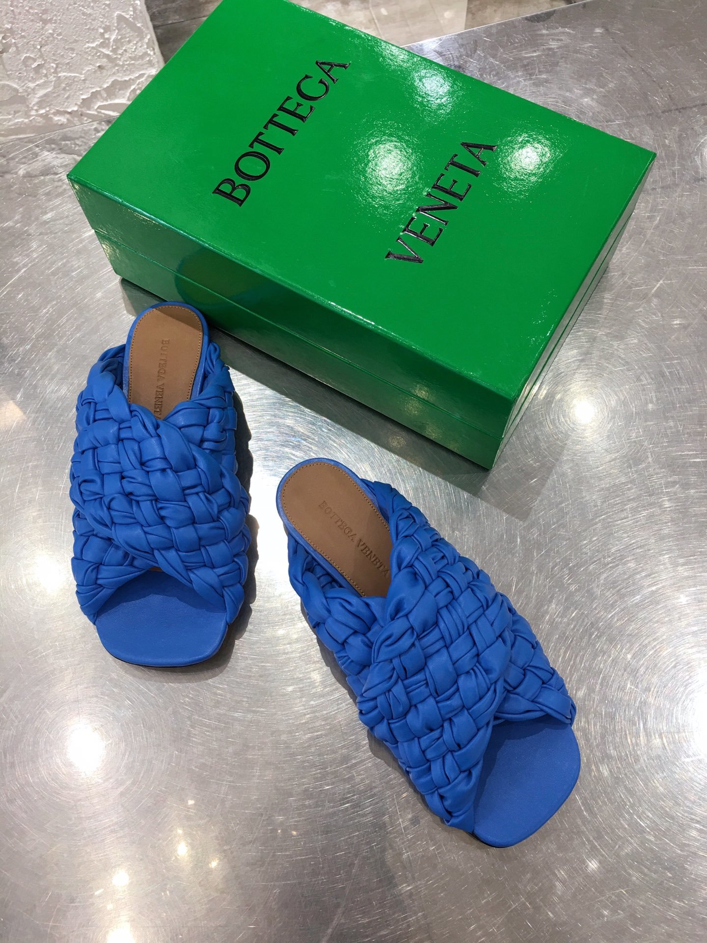 Bottega Veneta 纯手工双重编织工艺 双面都做到了精致平整 定染小羊皮 真皮大底 码数：35-41