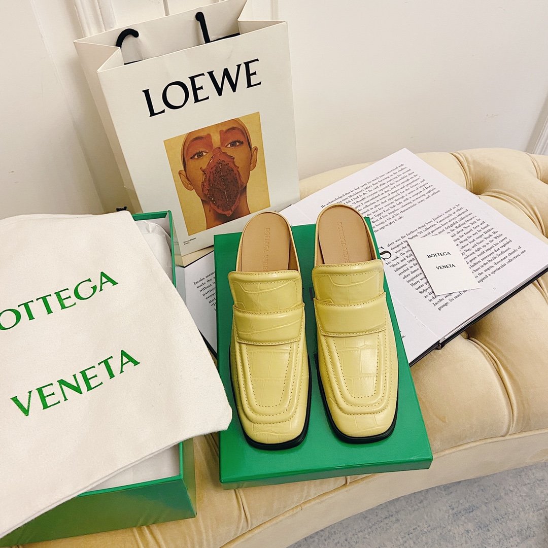 Bottega Veneta 鞋面：原版定制鳄鱼纹压花皮 内里：头层水染羊皮里 大底: 黑色陈皮包跟，原版开模意大利片加组合底 鞋码: 35-40