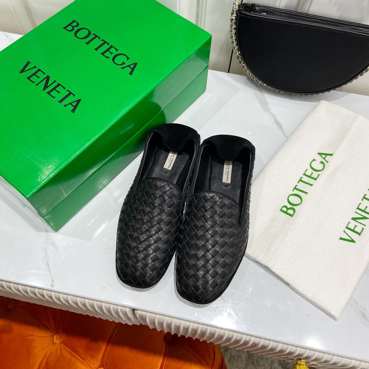 Bottega Veneta 标志性intrecciato编织羊京材质 圆头设计 全手工编织鞋面 羊皮垫脚 意大利真皮大底 Wowen Size：35-39 Man size：39-44