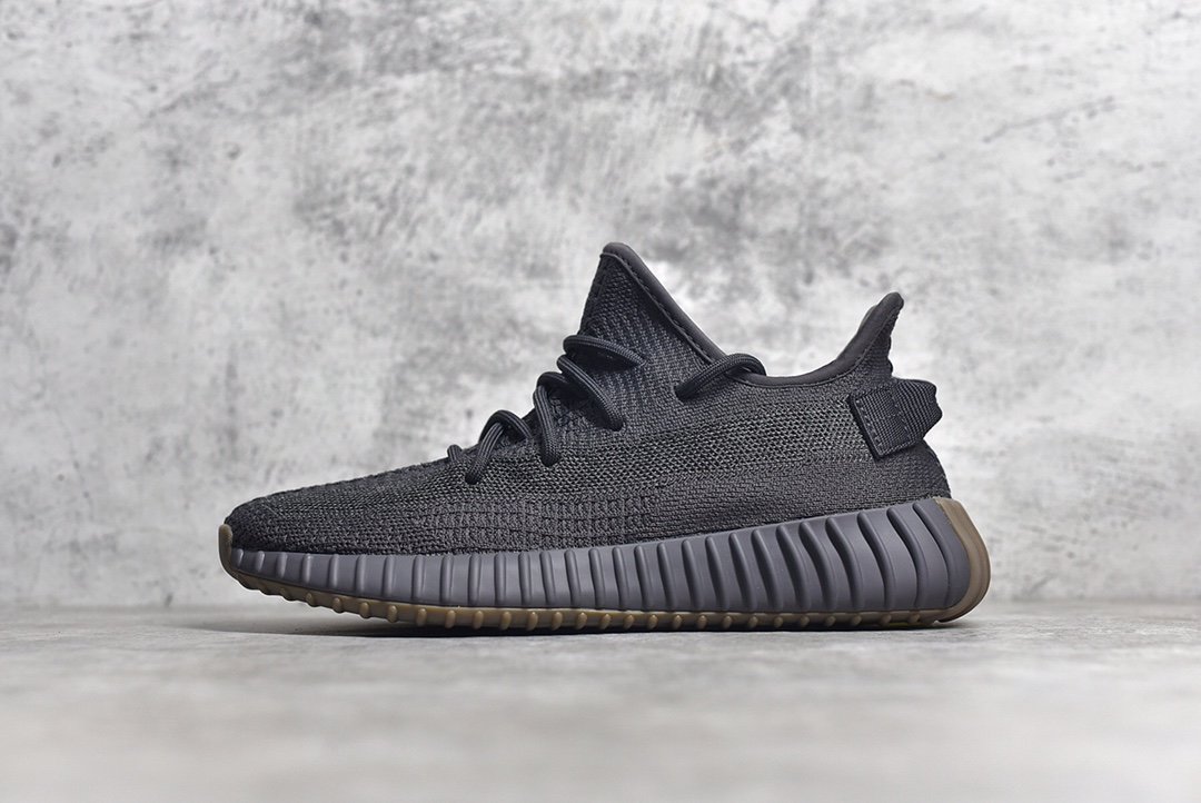 yeezy 350v2“Cinder”黑生胶 侧透满天星--纯德国进口巴斯夫爆米花，购买阿迪公司正品资料研发，原代工厂生产，进口公司材料产出，与Real相似度99.9%，市面独家发售 码数 : 36 36.5 37 38 38.5 39 40 40.5 4