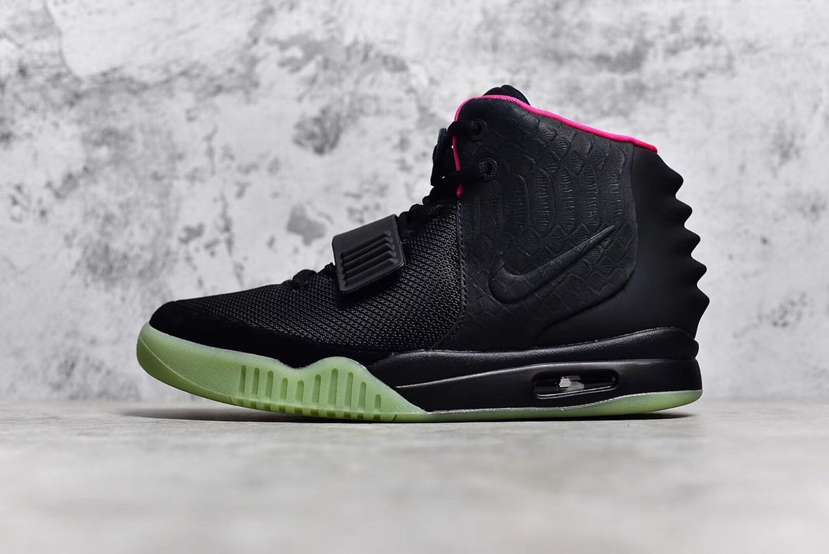 独家纯原 Air Yeezy 2 不死神鞋 无论从用料、做工、还是细节都达到至臻境界 去年十一月份开始备料 历经四个月终于出货 size：40 40.5 41 42 42.5 43 44 44.5 45 46 47.5