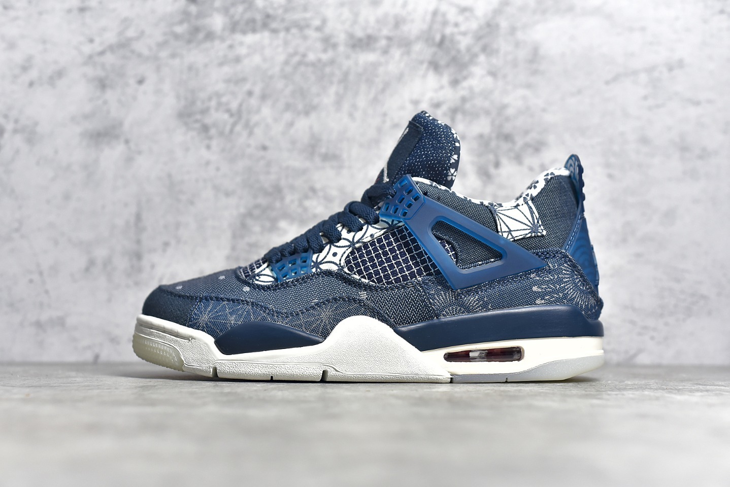 【情侣款】大厂出品 纯原级别 Air Jordan 4 Retro"Deep Ocean"蓝白牛仔 刺子绣 左右两只鞋细看采用不对称的纹理分布，整双鞋在 Air Jordan 4 的鞋型基础上，大刀阔斧的将刺子绣这一日本民间刺绣工艺融入鞋身设计，鞋舌、鞋带