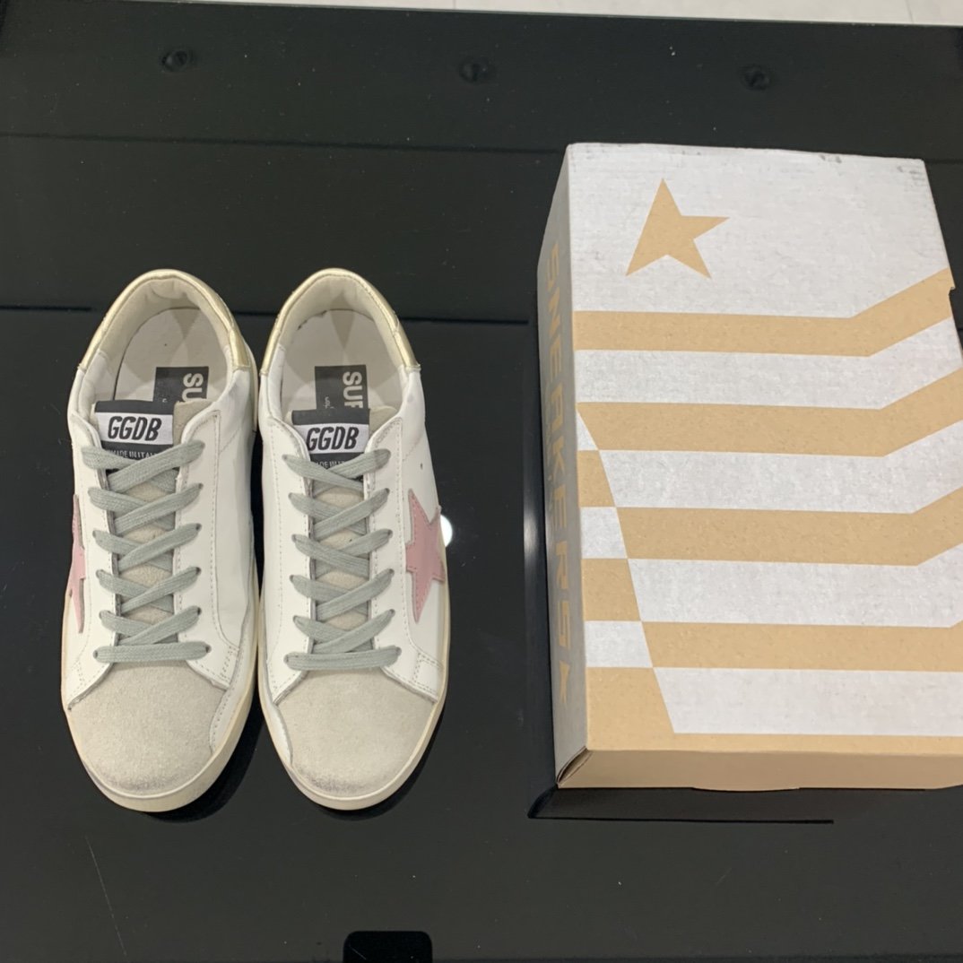 小脏鞋.Golden goose Deluxe Brand SUPERSTA GGDB小脏鞋 火红程度比小白鞋还要早，打破传统审美，小脏鞋做到了！明星私服上脚示范 就是这么百搭 ！再也不用担心洗鞋的问题啦！鞋面原版定制牛皮（做旧精髓所在）专柜3cm内增高鞋