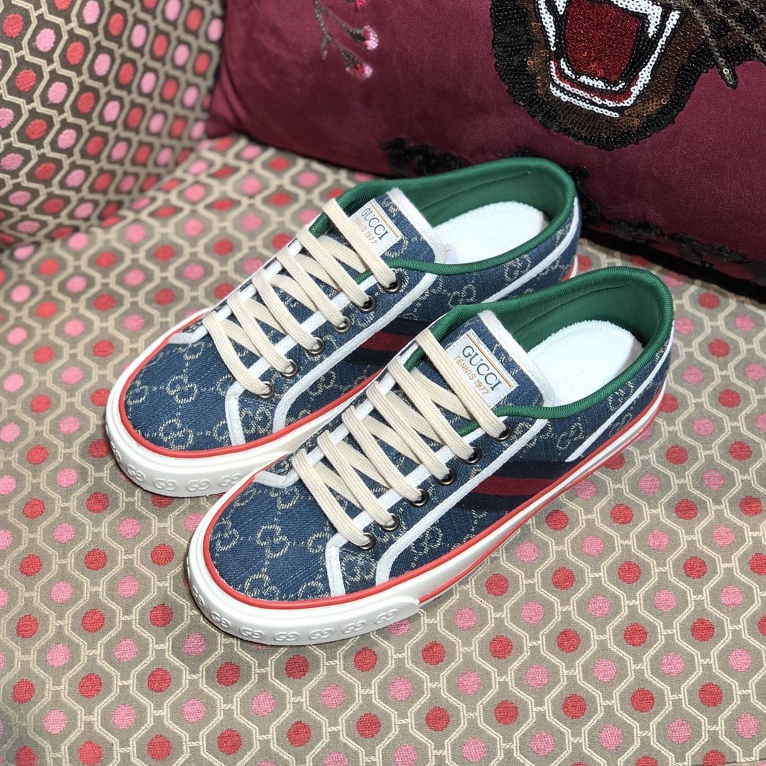 Gucci Tennis 1977系列帆布鞋，从大底到面料、鞋垫、布标、鸡眼、织带、内里衬布、鞋带每一样面料和辅料我们全部按照正品1:1定制，大底材质区别市场所有不对版的橡胶材质大底。女鞋34-39(偏大一码) 男40-44