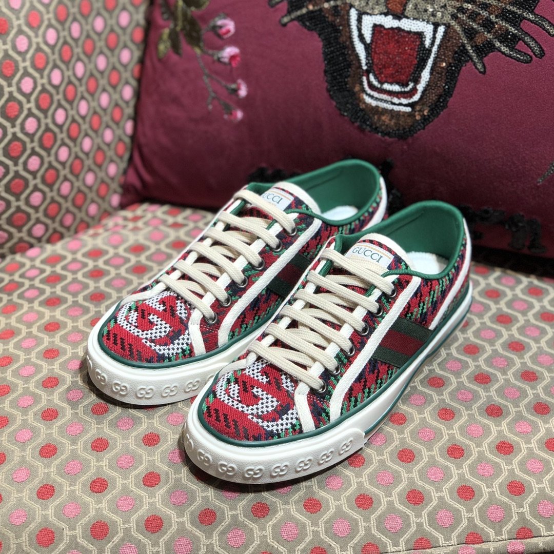 Gucci Tennis 1977系列帆布鞋，从大底到面料、鞋垫、布标、鸡眼、织带、内里衬布、鞋带每一样面料和辅料我们全部按照正品1:1定制，大底材质区别市场所有不对版的橡胶材质大底。女鞋34-39(偏大一码) 男40-44