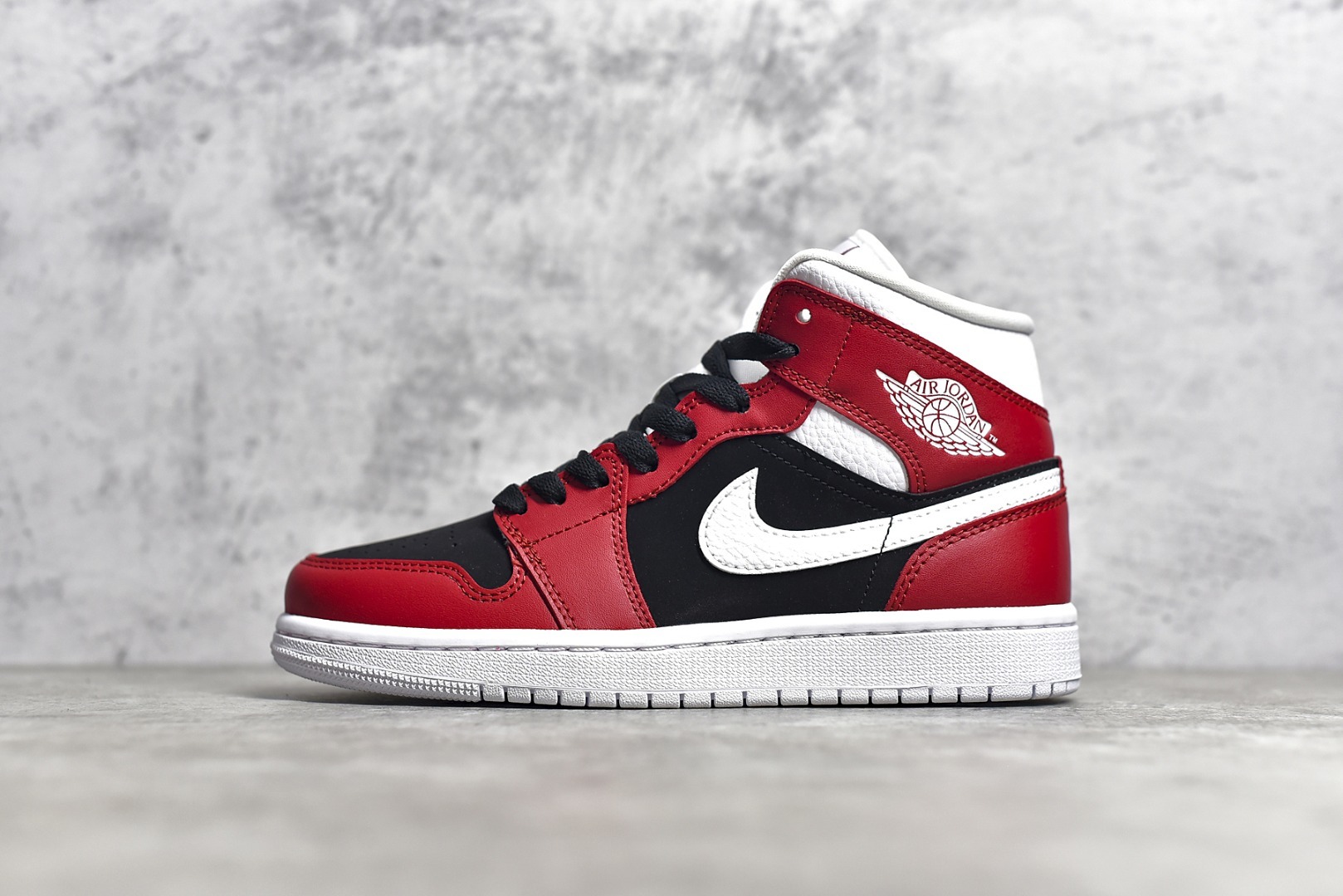 【情侣款】 市面唯一纯原级别 Air Jordan 1 MiD 小芝加哥 尺码 36 36.5 37.5 38 38.5 39 40 40.5 41 42 42.5 43 44 44.5 45