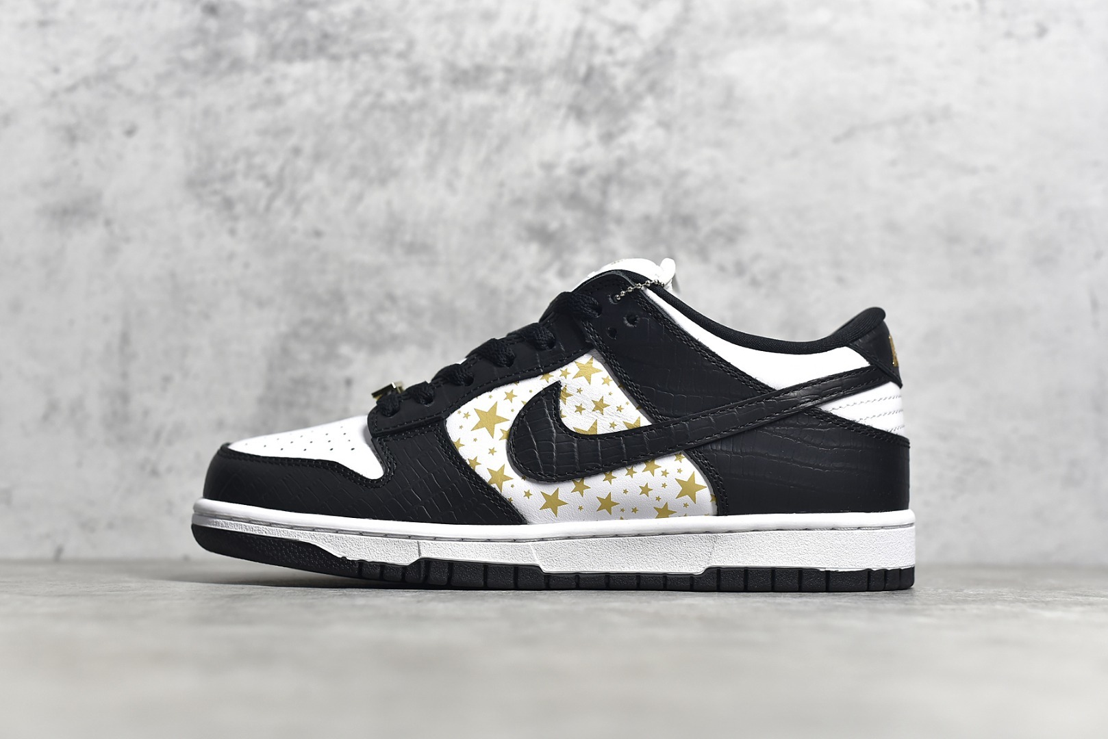 Nike 【情侣款】纯原级别 Sup x NK SB Dunk Low 全新 Sup x Dunk SB 原厂皮料 大厂出品 正确星星皮料 码数：36 36.5 37.5 38 38.5 39 40 40.5 41 42 42.5 43 44 44.5 4