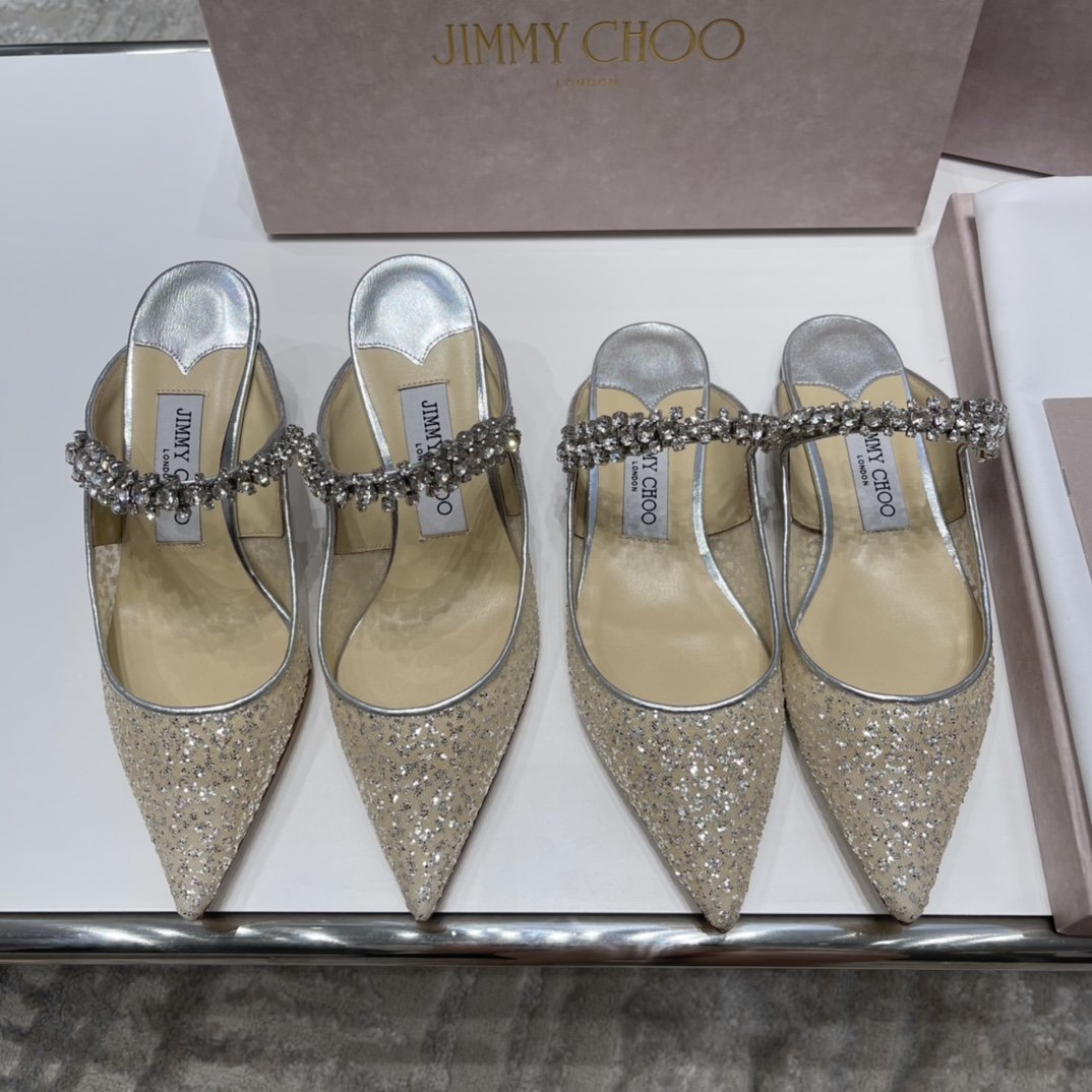 Jimmy Choo 新品超仙银色闪粉薄纱拼金属感纳帕羊皮系列单鞋 材质与工艺： 进口闪粉薄纱拼纳帕羊皮面料 定染羊皮内里 意大利制真皮大底 Size：35-40，薄纱面水钻薄纱