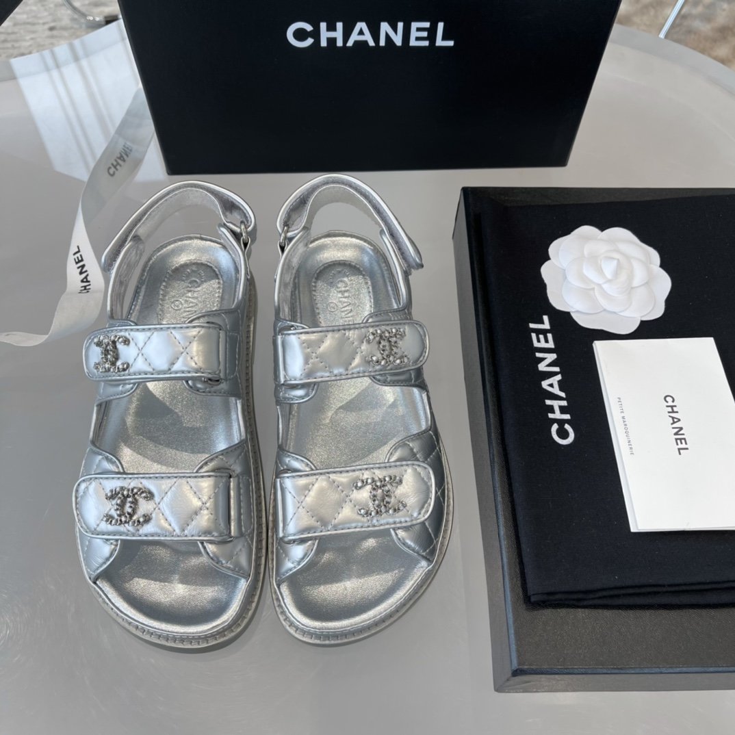 Chanel 经典魔术贴凉鞋2021新色代购级别 材质与工艺： 原版羊皮/特殊工艺软呢布面料 定然哑光质地羊皮内里 开模双C饰扣 意大利产真皮大底 Size：35-40