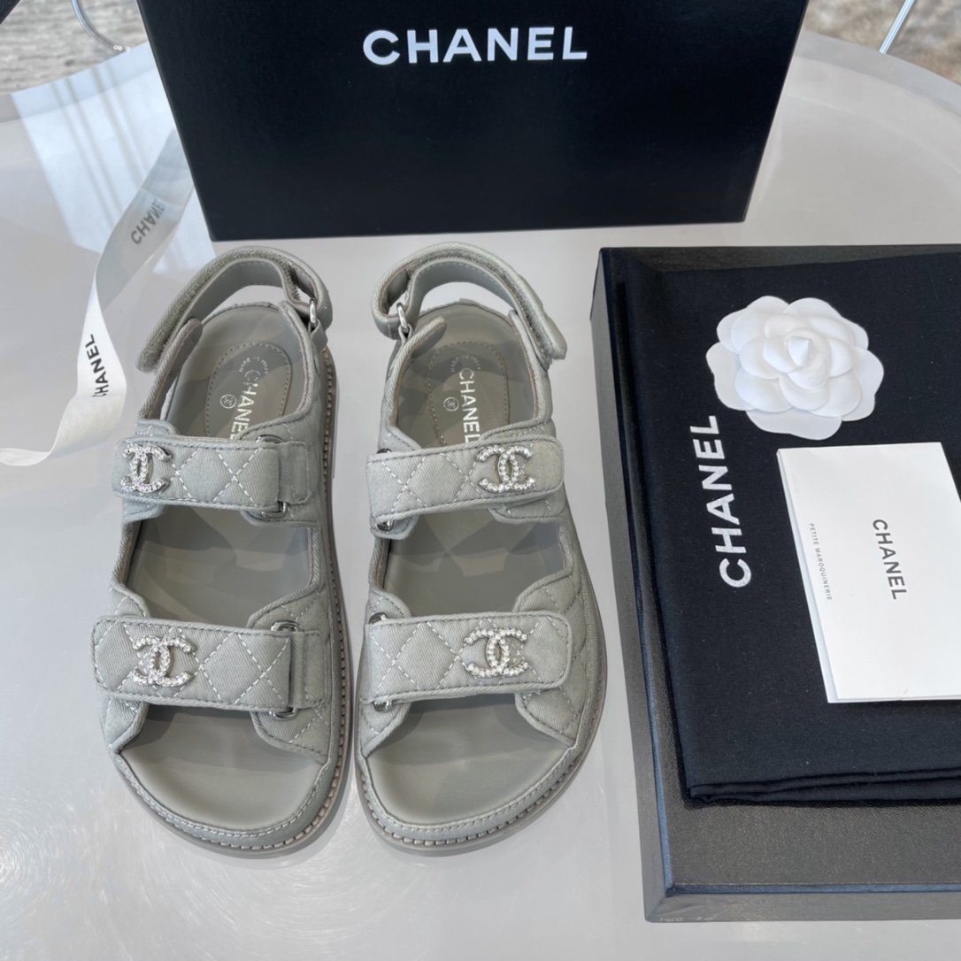 Chanel 经典魔术贴凉鞋2021新色代购级别 材质与工艺： 原版羊皮/特殊工艺软呢布面料 定然哑光质地羊皮内里 开模双C饰扣 意大利产真皮大底 Size：35-40