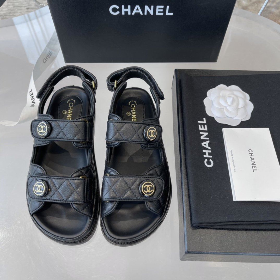 Chanel 经典魔术贴凉鞋2021新色代购级别 材质与工艺： 原版羊皮/特殊工艺软呢布面料 定然哑光质地羊皮内里 开模双C饰扣 意大利产真皮大底 Size：35-40