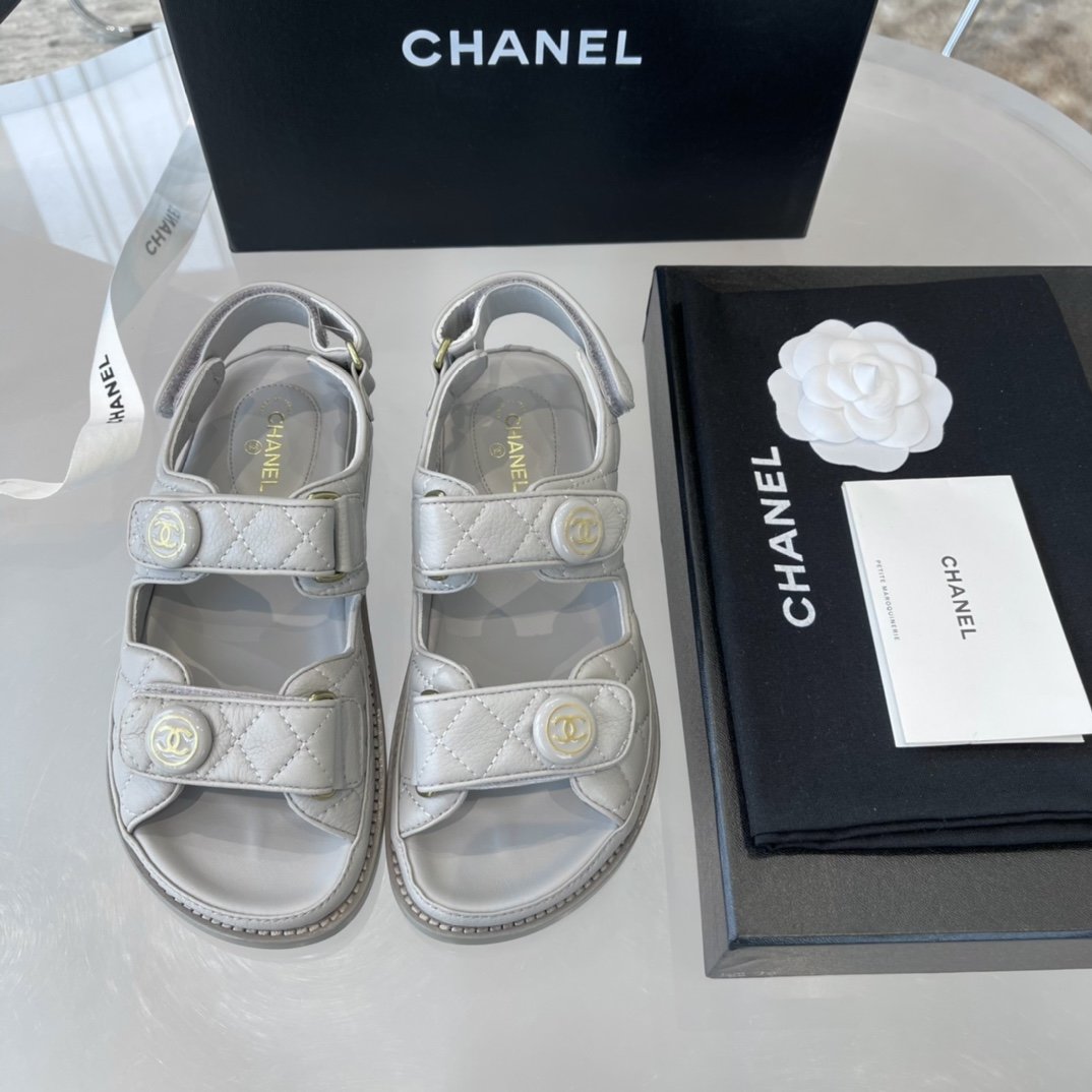 Chanel 经典魔术贴凉鞋2021新色代购级别 材质与工艺： 原版羊皮/特殊工艺软呢布面料 定然哑光质地羊皮内里 开模双C饰扣 意大利产真皮大底 Size：35-40