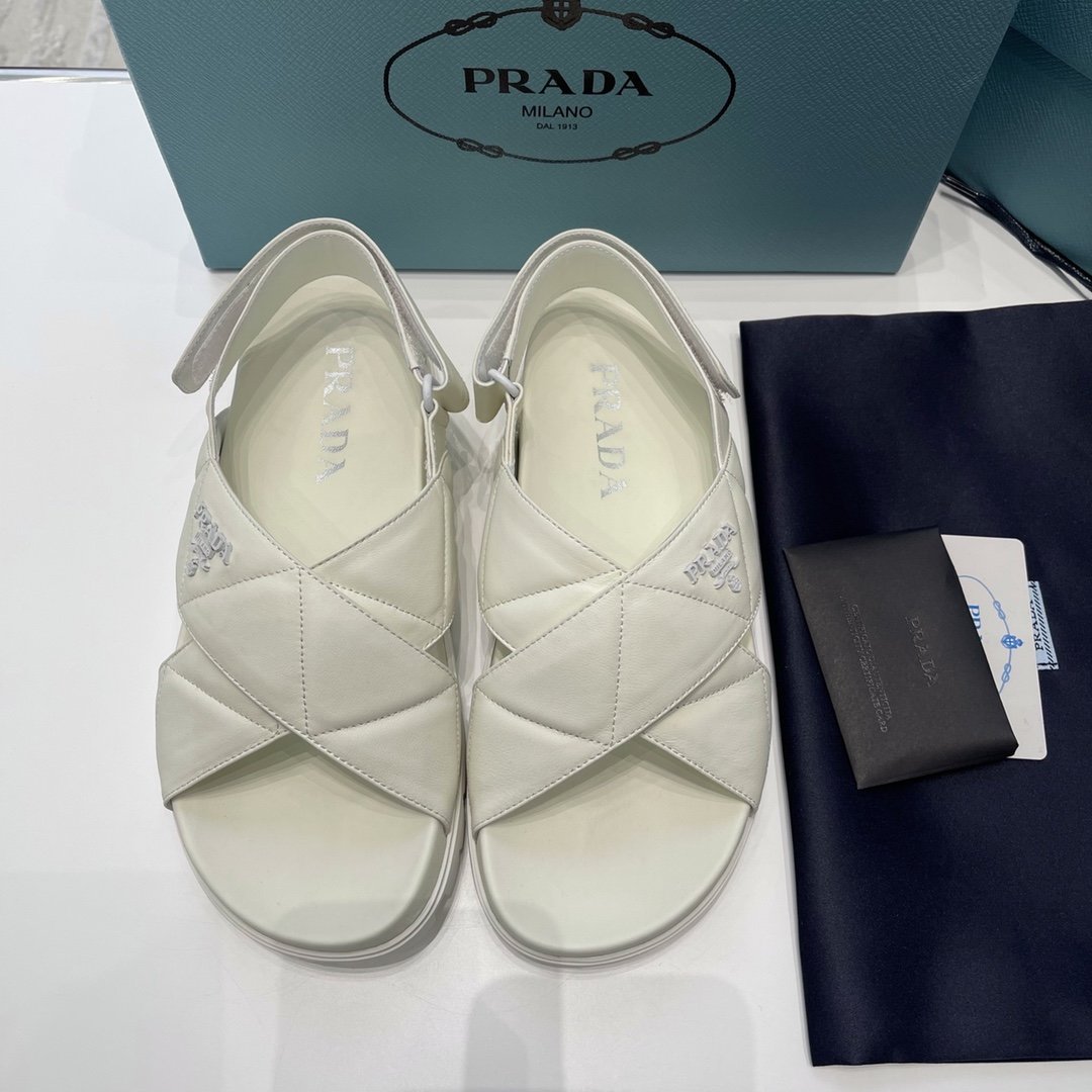 Prada 春夏新品三角刻字徽标厚底运动凉鞋 材质与工艺： 原版定制软羊皮革面料 定染羊皮内里 开模钉状花纹橡胶大底 Size：35-40