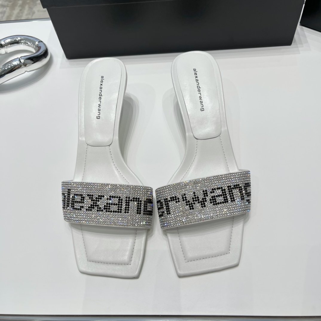 Alexander Wang 方头水钻一字带凉拖鞋，代购级别现货发售 材质与工艺： 定制满钻logo鞋面 原版真丝/羊皮垫脚 意大利产真皮大底 跟高5cm，Size：35-40