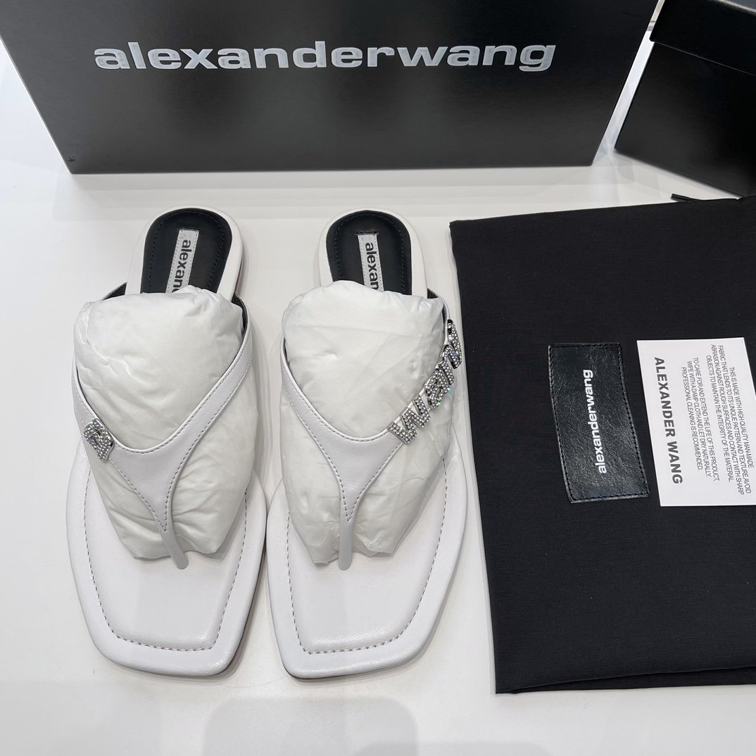 Alexander Wang 新品ivy水晶徽标字母平底夹趾凉拖 材质与工艺： 原版羔羊皮面料 定染羊皮内里 定制水晶字母徽标 意大利产真皮大底 Size：35-40