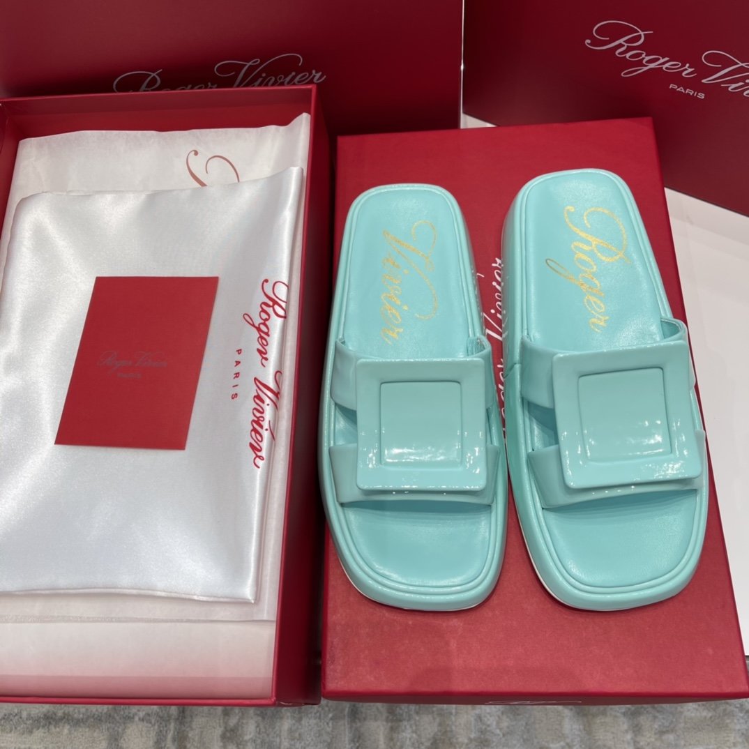 Roger Vivier 2021新品复古大方扣厚底凉拖 材质与工艺： 进口超软牛漆皮/胎牛皮/真丝面料 定染羊皮/真丝内里 定制顶级裹皮革/水钻饰扣 开模原版logo大底 size：35-40，漆皮扣/水钻扣