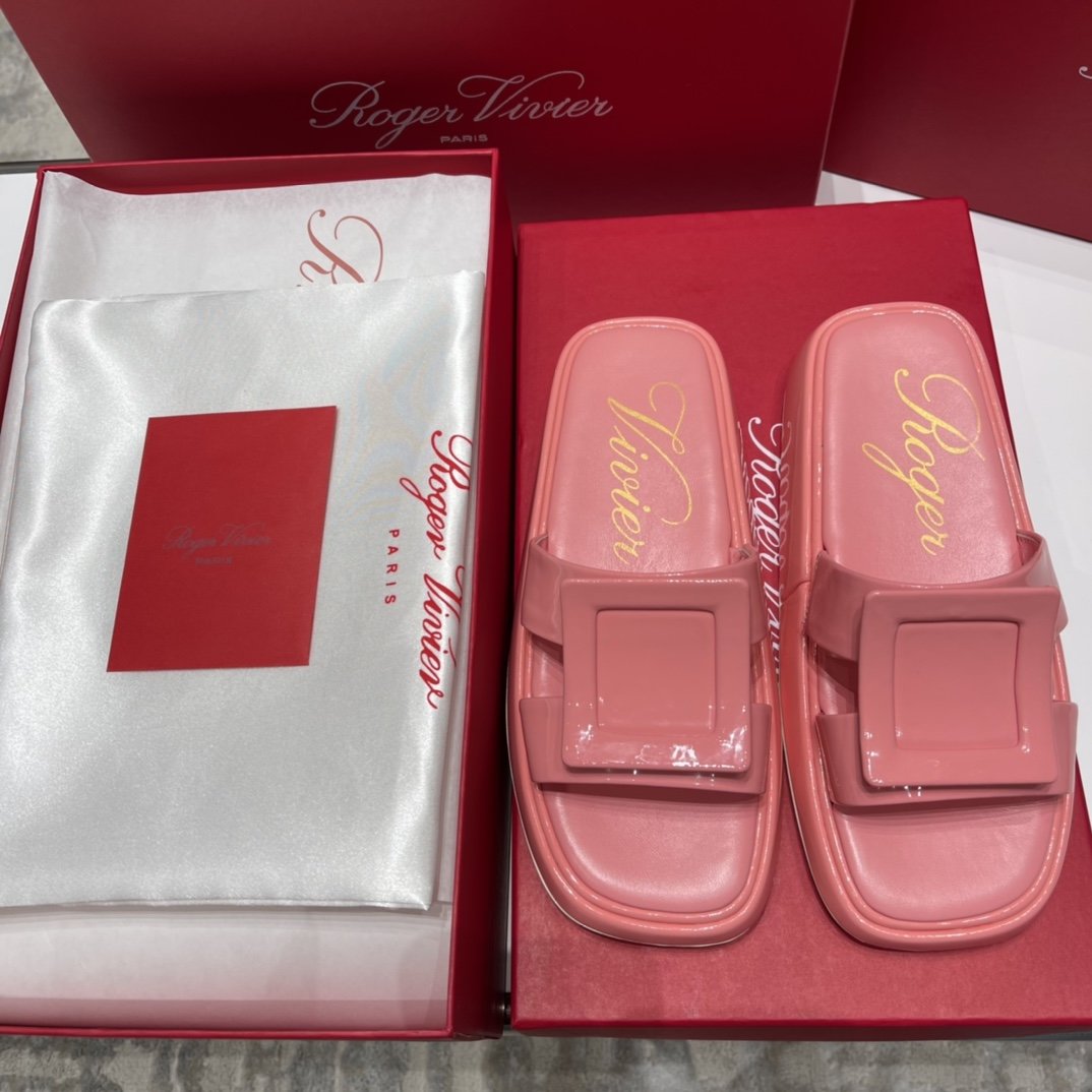 Roger Vivier 2021新品复古大方扣厚底凉拖 材质与工艺： 进口超软牛漆皮/胎牛皮/真丝面料 定染羊皮/真丝内里 定制顶级裹皮革/水钻饰扣 开模原版logo大底 size：35-40，漆皮扣/水钻扣