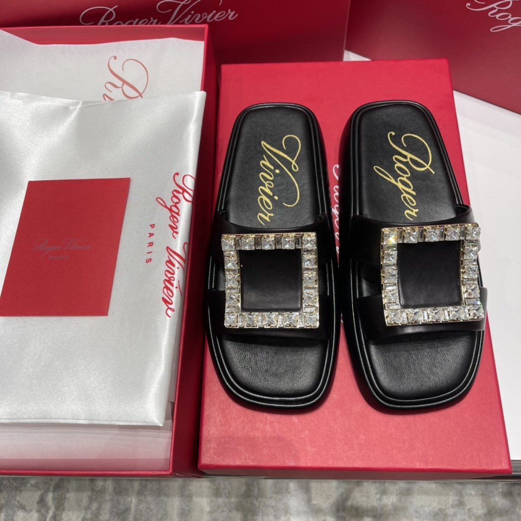 Roger Vivier 2021新品复古大方扣厚底凉拖 材质与工艺： 进口超软牛漆皮/胎牛皮/真丝面料 定染羊皮/真丝内里 定制顶级裹皮革/水钻饰扣 开模原版logo大底 size：35-40，漆皮扣/水钻扣