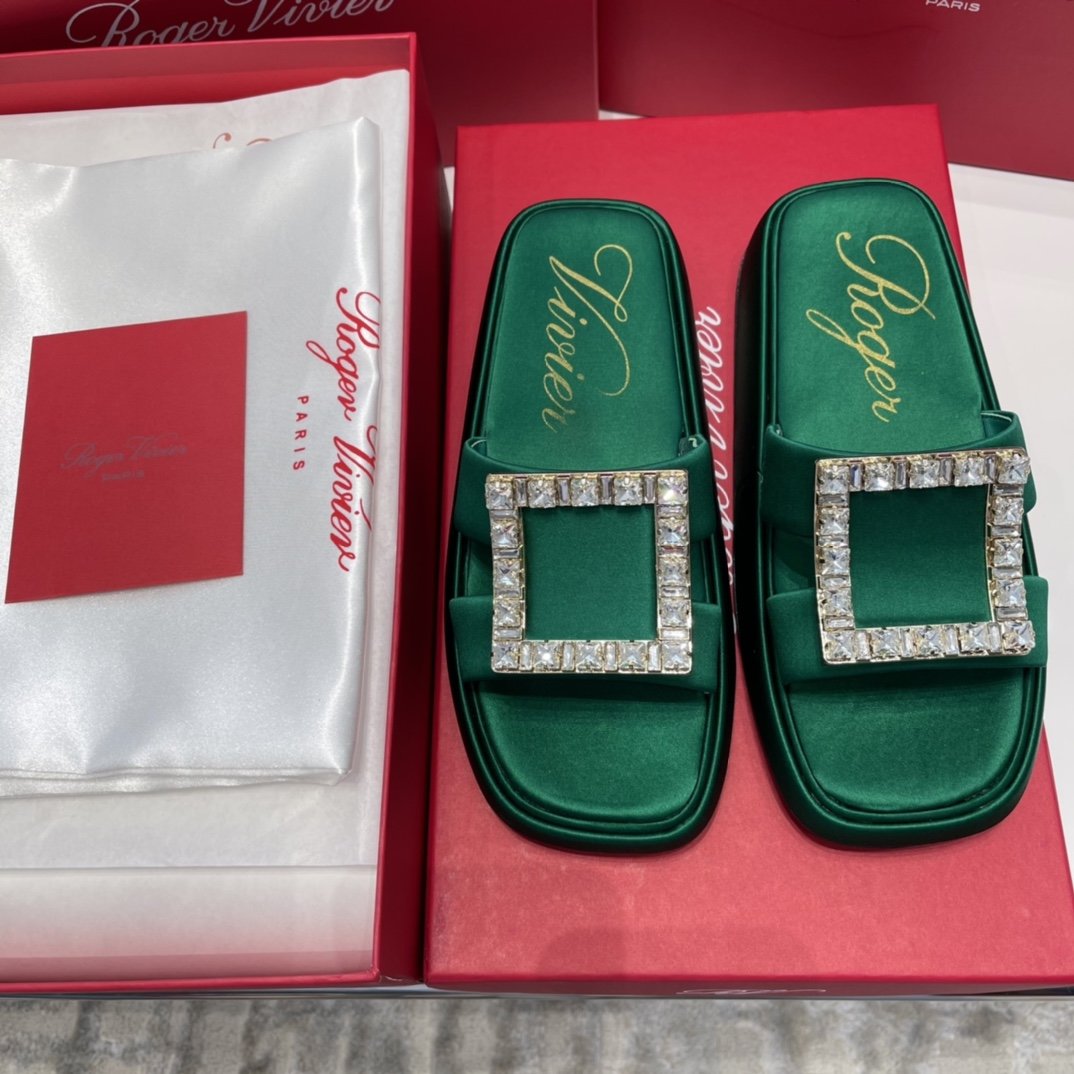 Roger Vivier 2021新品复古大方扣厚底凉拖 材质与工艺： 进口超软牛漆皮/胎牛皮/真丝面料 定染羊皮/真丝内里 定制顶级裹皮革/水钻饰扣 开模原版logo大底 size：35-40，漆皮扣/水钻扣