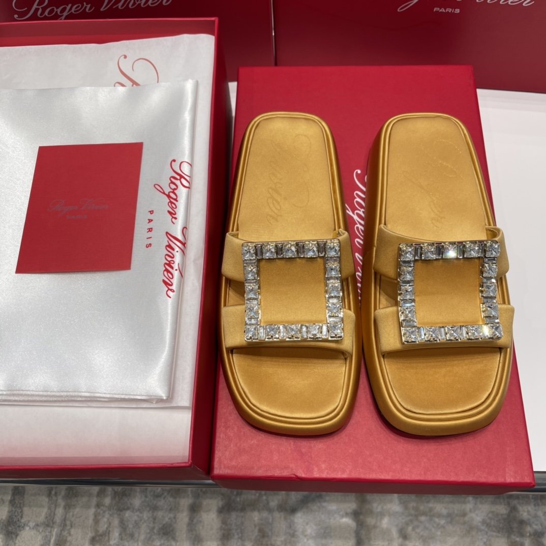 Roger Vivier 2021新品复古大方扣厚底凉拖 材质与工艺： 进口超软牛漆皮/胎牛皮/真丝面料 定染羊皮/真丝内里 定制顶级裹皮革/水钻饰扣 开模原版logo大底 size：35-40，漆皮扣/水钻扣