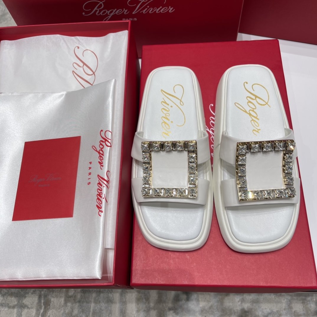 Roger Vivier 2021新品复古大方扣厚底凉拖 材质与工艺： 进口超软牛漆皮/胎牛皮/真丝面料 定染羊皮/真丝内里 定制顶级裹皮革/水钻饰扣 开模原版logo大底 size：35-40，漆皮扣/水钻扣