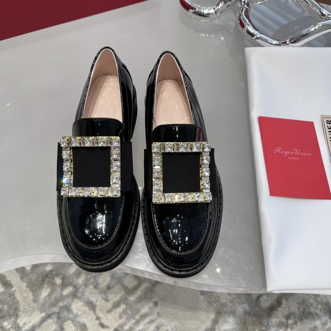 Roger Vivier 大方扣漆皮乐福鞋 材质与工艺： 进口牛漆皮面料 定染羊皮内里 定制方扣/水钻扣 开模logo橡胶大底真皮沿条 size：35-40，金扣/钻扣